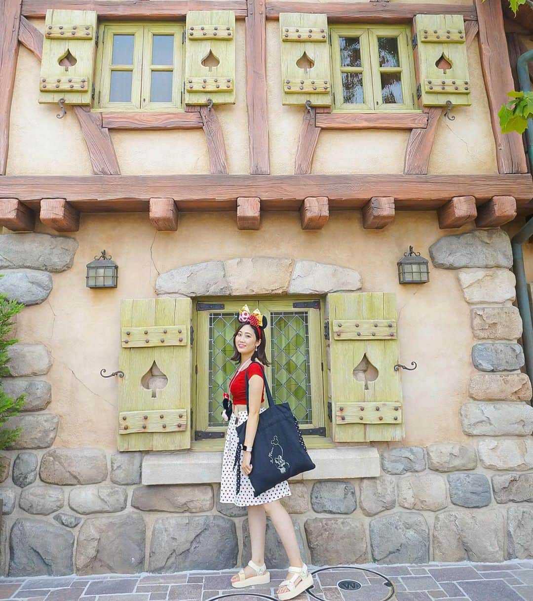 のインスタグラム：「🎀✨🎀✨🎀✨🎀✨🎀﻿ ﻿ ディズニーランドでは美女と野獣エリアの﻿ 壁が可愛くて写真撮ってる人も﻿ たくさんいたよ💓﻿ ﻿ 2枚目の写真は今年の2月の時の﻿ なんだけど比べるとかなり痩せれた🤣🙏﻿ Glp1ダイエットのおかげもあるかな💓﻿ 先日お世話になっている磯村先生 @tcb_iso に見てもらいに東京中央美容外科 中野院 @tcb_nakano に行ってたよ🥺　﻿ かれこれ2ヶ月経ちました💐﻿ ﻿ 気になる方はぜひいってみてね😚﻿ 私のインスタみたでいいことあるかも❣️﻿ ﻿ これからリバウンドしないように﻿ 気をつけなくては💞﻿ ﻿ ＊﻿ ＊﻿ ＊﻿ ﻿ #glp1ダイエット #東京中央美容外科中野院 #磯村亮輔 #ダイエット #ダイエット記録 #ダイエット部 #ダイエットならTCB東京中央美容外科　#東京中央美容外科　#美容外科 #磯村先生　#ダイエットなら磯村亮輔 #美容整形ならtcb東京中央美容外科  #中野 #PR #東京ディズニーランド #ディズニーランド #ミニーバウンド #ミニーコーデ #areeam #美女と野獣 #美女と野獣エリア #disneygram #disneyphoto #minniemouse #アリーム #ディズニー好きな人と繋がりたい #新エリア #ディズニーグッズ #ディズニーコラボ」