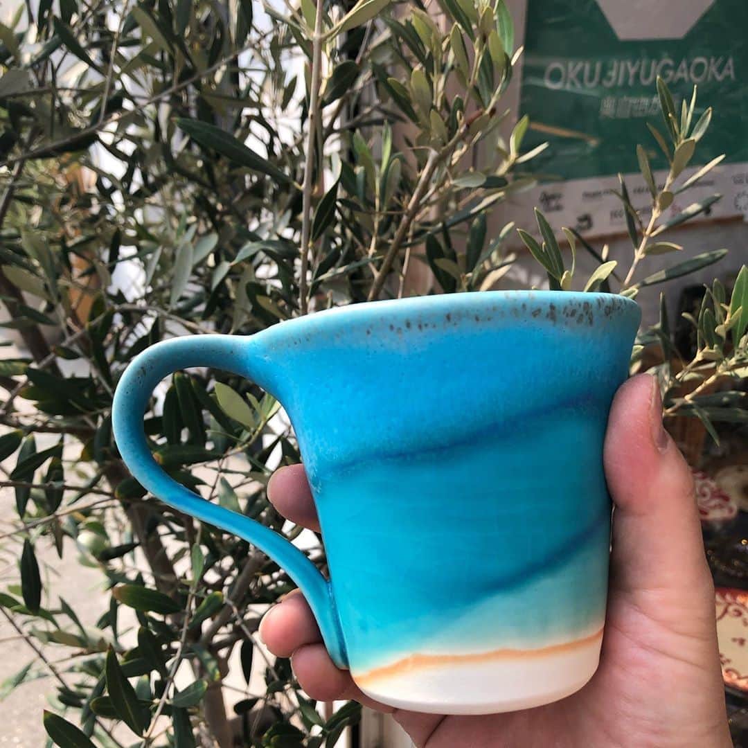 時間をうみだす移住雑貨のお店 ニライカナイ自由が丘さんのインスタグラム写真 - (時間をうみだす移住雑貨のお店 ニライカナイ自由が丘Instagram)「... ピッカピカに晴れた夏の朝に こんなマグカップで コーヒーが飲めたら幸せ♡ カップの底にはガラスが流し込まれていて 沖縄の海の色。 おとなっぽい雰囲気のマグカップです。 ... #うるま陶器 ●マグカップ（スプーン付き）ブルー ... #ニライカナイ自由が丘 #奥自由が丘 #やちむん #琉球ガラス #東京でやちむんが買える店 #東京で琉球ガラスが買える店 #マグカップ」8月8日 15時56分 - niraikanai_jiyugaoka