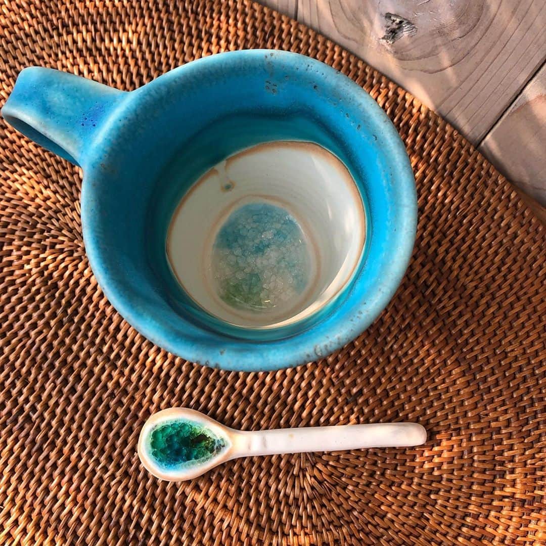 時間をうみだす移住雑貨のお店 ニライカナイ自由が丘さんのインスタグラム写真 - (時間をうみだす移住雑貨のお店 ニライカナイ自由が丘Instagram)「... ピッカピカに晴れた夏の朝に こんなマグカップで コーヒーが飲めたら幸せ♡ カップの底にはガラスが流し込まれていて 沖縄の海の色。 おとなっぽい雰囲気のマグカップです。 ... #うるま陶器 ●マグカップ（スプーン付き）ブルー ... #ニライカナイ自由が丘 #奥自由が丘 #やちむん #琉球ガラス #東京でやちむんが買える店 #東京で琉球ガラスが買える店 #マグカップ」8月8日 15時56分 - niraikanai_jiyugaoka