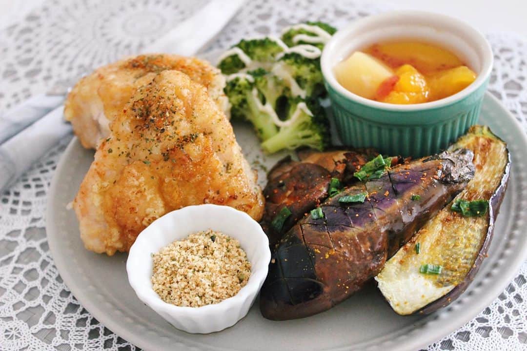 のインスタグラム：「. 朝起きるとチュンチュン…じゃなくてミーンミンミーンって聞こえますね🎐 . 食事の彩りに赤は不可欠だ！と改めて感じさせてくれる1枚です。🍅が欲しかった . ナスはクミンをパチパチさせた油で焼いて、カレー粉で香ばしくするのが大好きです！見えづらいけど真ん中にあるのは椎茸のバター炒め . お肉1枚を二等分にしたら焼きおにぎりみたいになっちゃったけどこれはチキンです。誰が何と言おうとチキンです。 . この前課題のために見た「勝ち抜きバトルTHE料理王」っていうドキュメンタリー番組が面白くて(未知の食材がたくさん出てきます) 夏休みは映画や番組でモチベを上げていこうと思います🌻 . . . . #おうちごはん#おうちカフェ#おうち時間#おうちごはんlover#ワンプレート#ワンプレートごはん#てづくりごはん365#クッキングラム#料理#料理好きな人と繋がりたい#食べ物グラム#チキン#ダイエット#朝ごはん#スパイス#一眼レフ#cookingram#instafood#l4l」