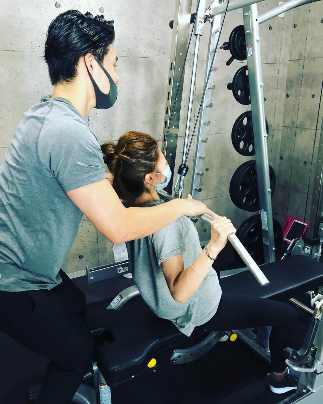 加織のインスタグラム：「自分の身体が重力と歳にかなわない事に今更気付きww週に2日パーソナルトレーニング始めました🏋🏻‍♀️  完全個室で常に除菌消毒してくれてるので安心安全空間だけど @boonmaeda 先生はなかなか厳しいですww  おかげさまで筋肉痛が気持ち良くなってきたよ🙋🏻‍♀️ww  @personalgym_basis  #personaltraining #personalgymbasis」