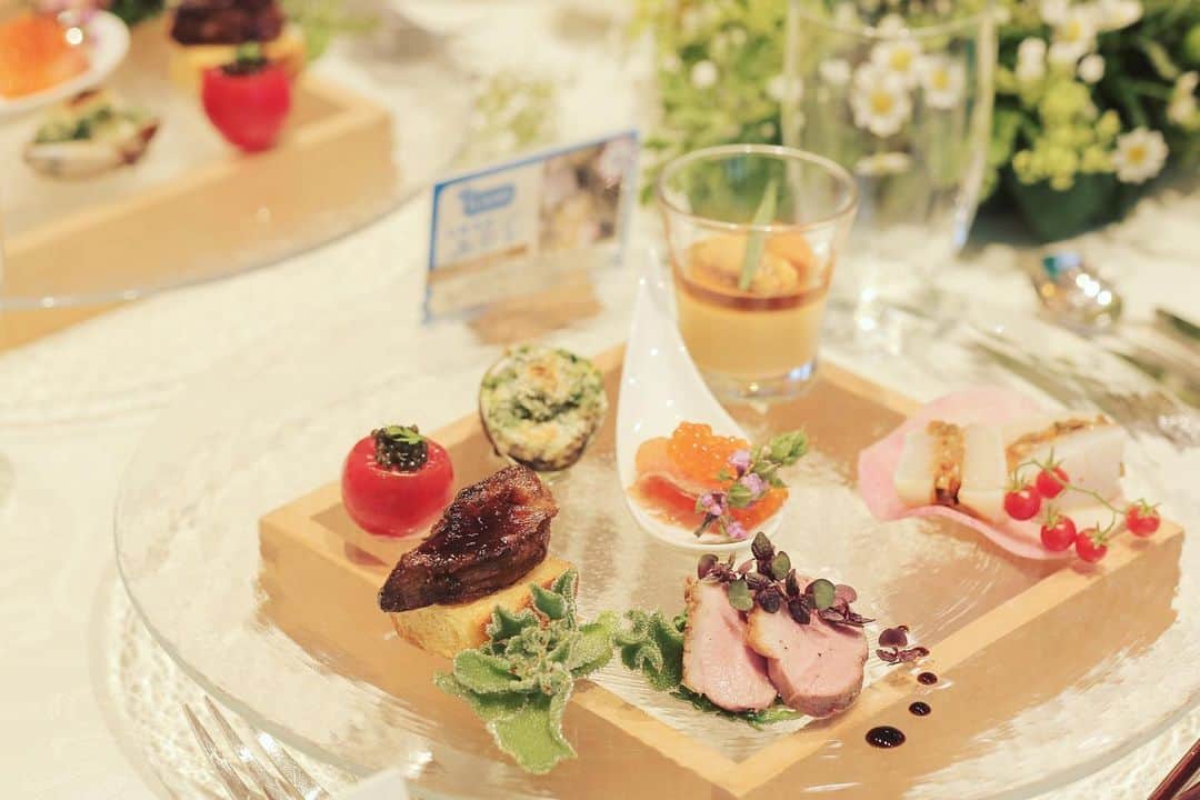 のインスタグラム：「美味しいお料理でおもてなし♪ 地産地消のこだわり食材を ごゆっくりと堪能して頂きます！ . #チェルシーコート #ガーデンウエディング #前撮り#プロポーズ #プロポーズされました #ゼクシィ #forest #ラスティックウエディング#ウエディングケーキ #グリーンウエディング #手作り#wedding #marryyou #花嫁 #diy #自然 #greenwedding #森ウエディング #2020秋婚#結婚式準備記録 #チャペル#greenwedding #green#ザチェルシーコートおゆみ野garden #チーム2020#forestwedding #night#指輪#結婚しました」