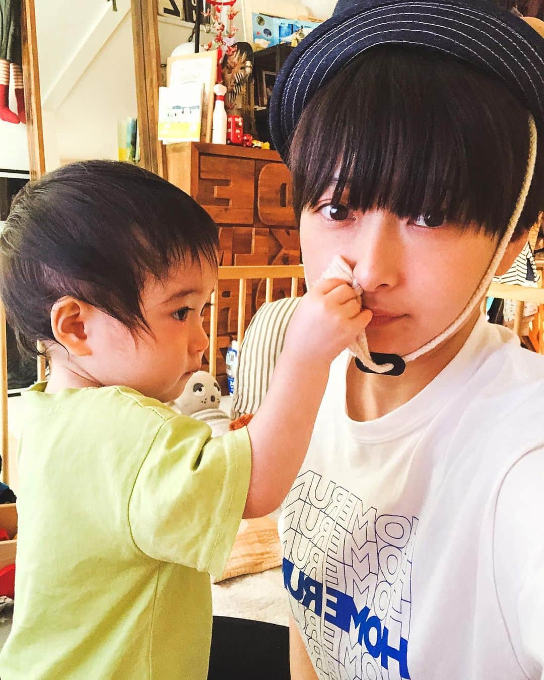 松本亜希のインスタグラム：「娘が帽子を嫌がってかぶってくれないので、代わりにかぶりました👒」