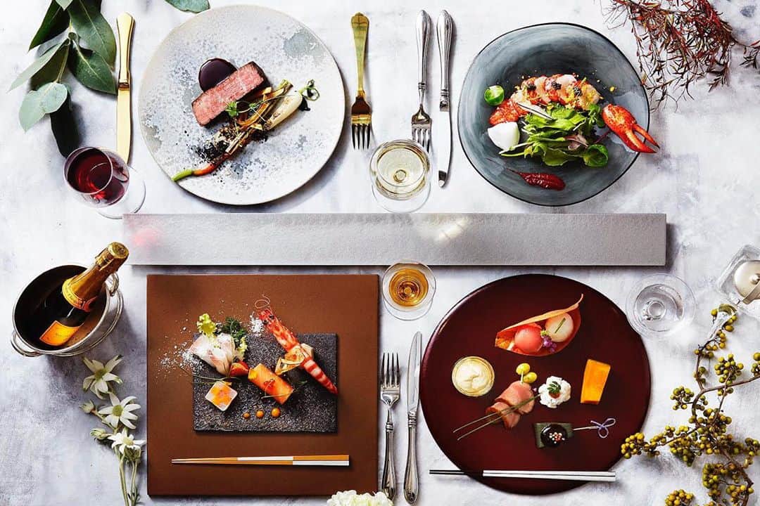 のインスタグラム：「Restaurant SORA 少人数ウェディングのご案内  コロナ禍中において、「少人数での挙式＆会食」 をご検討の方が増えてきております。 SORAでは最大30名様での結婚式が可能です。  ステキな景色と、シェフ自慢のコース料理でおもてなし致します！ ↓気になる方は是非ブライダルフェアにご参加下さい↓ https://www.styles.jp/thestyle/wedding/fair/」