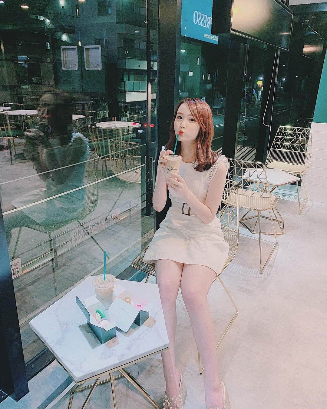 磯田 ひかる(Hikaru Isoda) のインスタグラム：「適当に入ったら内装可愛かった、 マカロンのカフェ☕️  今年のお盆は日焼けと無縁の生活になりそうなので、もはや美白極めようかと思います🤔(？) 旅行行きたいなぁ〜〜✈️  #macapresso #マカロン」