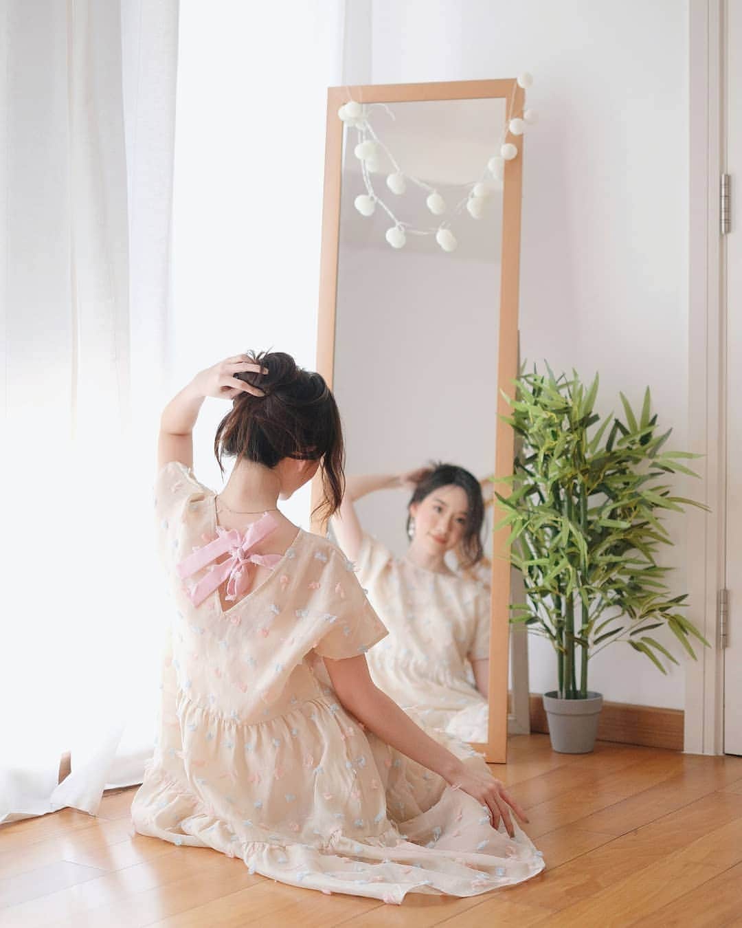 エリッサ・ヤマダのインスタグラム：「Masih betah #dirumahaja 😌🏡 Go to my previous post (IGTV) to see how I edited these pictures using 3 of my favorite apps 💖」