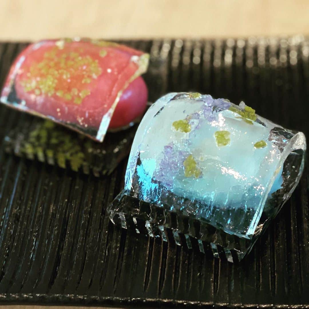 のインスタグラム：「紫陽花、という名前のついたお菓子。 ピンクはカシス餡。 #お菓子作り #和菓子 #ホームメイドクッキング #hamemadecooking #紫陽花」