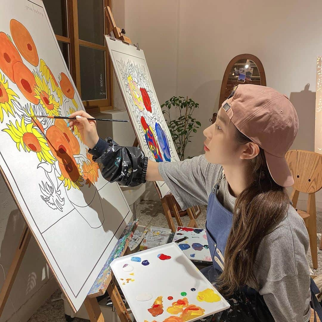 チェ・ダビンのインスタグラム：「버섯 같은 🌻  . . 아크릴 물감은 처음이라..🎨🧑🏻‍🎨」