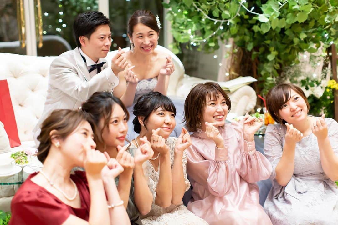のインスタグラム：「写真1枚がとても大事な思い出に✨ この素敵な笑顔が会場いっぱいに広がりますように . #チェルシーコート #ガーデンウエディング #前撮り#プロポーズ #プロポーズされました #ゼクシィ #forest #ラスティックウエディング#ウエディングケーキ #グリーンウエディング #手作り#wedding #marryyou #花嫁 #diy #自然 #greenwedding #森ウエディング #2020秋婚#結婚式準備記録 #チャペル#greenwedding #green#ザチェルシーコートおゆみ野garden #チーム2020#forestwedding #night#指輪#結婚しました」