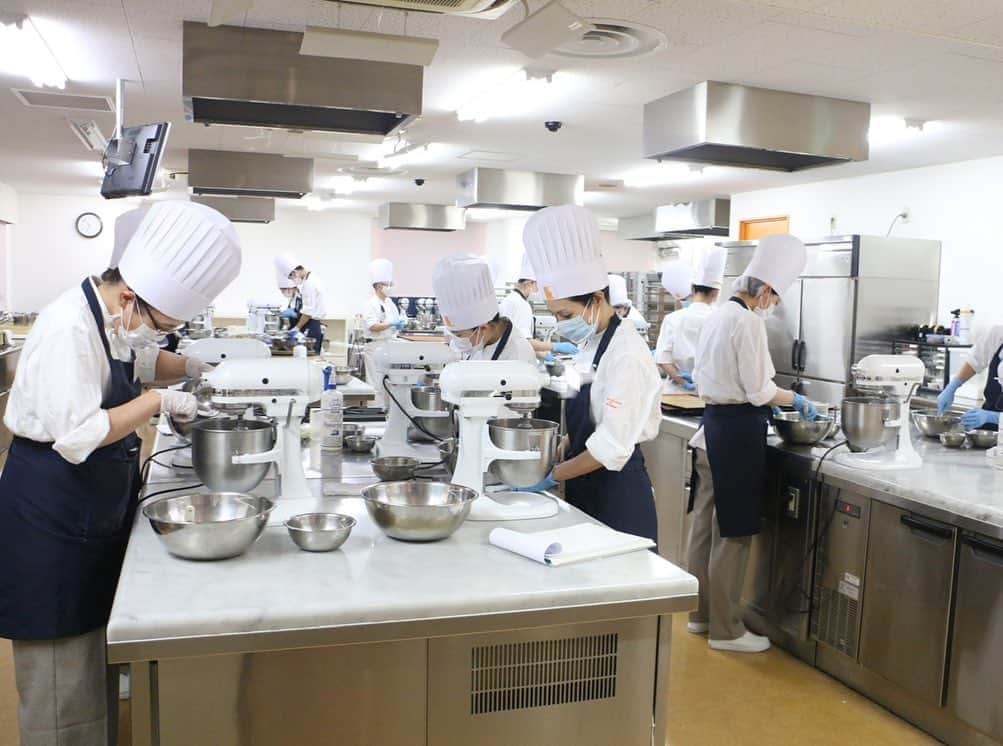 神戸製菓専門学校（公式）さんのインスタグラム写真 - (神戸製菓専門学校（公式）Instagram)「🌙お菓子専科(夜1年制)🌙 お菓子の中でも難易度の高い #マカロン を作りました‼️  マカロン作りにおいては、メレンゲをつぶす #マカロナージュ という作業が重要ポイントになります💡  プロの先生と状態を確認しながら作業を進めていきました。  上手に膨らませるには、絞り方にもコツがいります😌  「入学前に家で作ったけどうまくいかなくて😅」という学生さんも。  どうすれば成功するのか 美味しく仕上げるためのコツは？  お菓子作りの理論をしっかりと学ぶことができ、プロから直接指導してもらえるという点に専門学校で学ぶ価値があります😊  中にはフランボワーズのガナッシュを挟んで美味しく仕上げました🌟☺️  #神戸製菓　#神戸製菓専門学校　#お菓子専科　#夜間部　#働きながら　#製菓　#専門学校　#製菓専門学校　#フランボワーズ　#お菓子作り　#お菓子　#お菓子作り好きな人と繋がりたい　#おうちカフェ　#おうち時間　#パティシエ　#パティシエカメラ部　#makaron #キャリアチェンジ　#学び直し　#pattistagram2020」8月8日 16時31分 - kobeseika_info