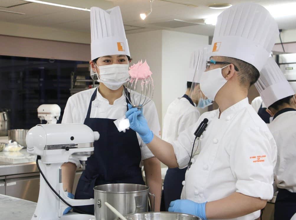 神戸製菓専門学校（公式）さんのインスタグラム写真 - (神戸製菓専門学校（公式）Instagram)「🌙お菓子専科(夜1年制)🌙 お菓子の中でも難易度の高い #マカロン を作りました‼️  マカロン作りにおいては、メレンゲをつぶす #マカロナージュ という作業が重要ポイントになります💡  プロの先生と状態を確認しながら作業を進めていきました。  上手に膨らませるには、絞り方にもコツがいります😌  「入学前に家で作ったけどうまくいかなくて😅」という学生さんも。  どうすれば成功するのか 美味しく仕上げるためのコツは？  お菓子作りの理論をしっかりと学ぶことができ、プロから直接指導してもらえるという点に専門学校で学ぶ価値があります😊  中にはフランボワーズのガナッシュを挟んで美味しく仕上げました🌟☺️  #神戸製菓　#神戸製菓専門学校　#お菓子専科　#夜間部　#働きながら　#製菓　#専門学校　#製菓専門学校　#フランボワーズ　#お菓子作り　#お菓子　#お菓子作り好きな人と繋がりたい　#おうちカフェ　#おうち時間　#パティシエ　#パティシエカメラ部　#makaron #キャリアチェンジ　#学び直し　#pattistagram2020」8月8日 16時31分 - kobeseika_info