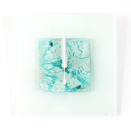 comb de shioさんのインスタグラム写真 - (comb de shioInstagram)「時計から、アートのある生活、はじめませんか？  glass art clock by Isako TODA﻿ ﻿ #アートのある暮らし ﻿ ------------------------﻿ 【作品リスト】﻿ ﻿ ■ ガラスアート時計・「雪の結晶」 C_190320  オンラインショップ掲載中です。﻿ ﻿ ﻿ #combdeshio﻿ #コムデシオガラス ﻿ #コムデシオ ﻿ #ガラス作家杜多一菜子﻿ #三重県  #三重県津市  #インテリア好きな人と繋がりたい﻿ #インテリアデザイン﻿ #おしゃれインテリア #インテリアアート #壁掛けインテリア #おしゃれな部屋  #抽象画アート #寝室インテリア  #壁掛け時計 #ガラス時計 #新築祝いのプレゼント #結婚祝いのプレゼント  #おうち時間を楽しむアイテム ﻿#インテリア時計  #artist  #interiorart #interiorartwork #artclock #glassclock #japanesecraft #clock」8月8日 16時35分 - comb_de_shio