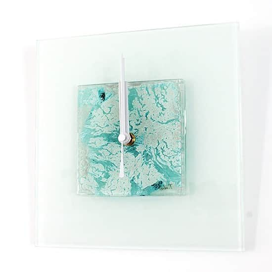 comb de shioさんのインスタグラム写真 - (comb de shioInstagram)「時計から、アートのある生活、はじめませんか？  glass art clock by Isako TODA﻿ ﻿ #アートのある暮らし ﻿ ------------------------﻿ 【作品リスト】﻿ ﻿ ■ ガラスアート時計・「雪の結晶」 C_190320  オンラインショップ掲載中です。﻿ ﻿ ﻿ #combdeshio﻿ #コムデシオガラス ﻿ #コムデシオ ﻿ #ガラス作家杜多一菜子﻿ #三重県  #三重県津市  #インテリア好きな人と繋がりたい﻿ #インテリアデザイン﻿ #おしゃれインテリア #インテリアアート #壁掛けインテリア #おしゃれな部屋  #抽象画アート #寝室インテリア  #壁掛け時計 #ガラス時計 #新築祝いのプレゼント #結婚祝いのプレゼント  #おうち時間を楽しむアイテム ﻿#インテリア時計  #artist  #interiorart #interiorartwork #artclock #glassclock #japanesecraft #clock」8月8日 16時35分 - comb_de_shio