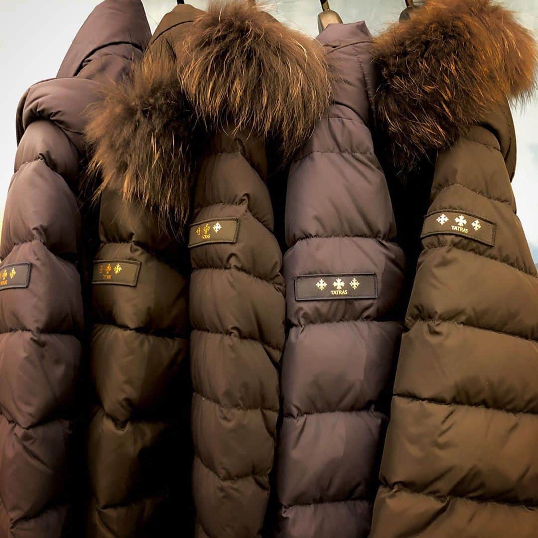 のインスタグラム：「. 毎年人気の【TATRAS】より ダウンが入荷致しました🌬 . 様々なモデルがございます。お気軽にお問い合わせくださいませ💫 . #TATRAS #ダウンコート #demiluxebeams #BEAMS」