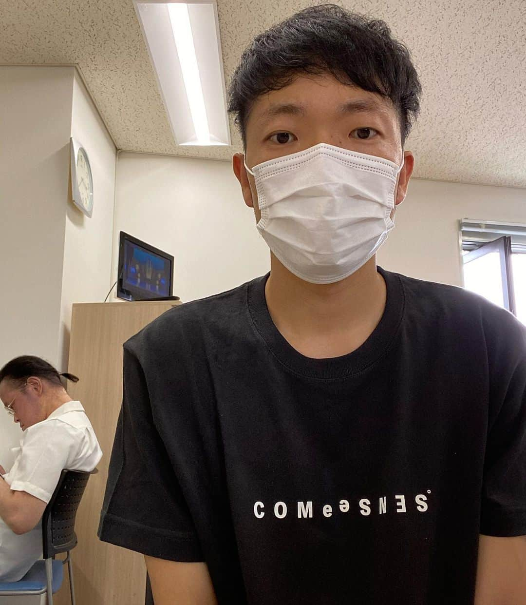 秋山賢太さんのインスタグラム写真 - (秋山賢太Instagram)「come sense新作Tシャツ。カッコ良い。  後ろに写ってる激シブ直樹。  #comesense #新作Tシャツ #明日PM20:00発売開始 #comesenseごしのなおき #直樹は俺が守る」8月8日 16時38分 - akiyama.0624