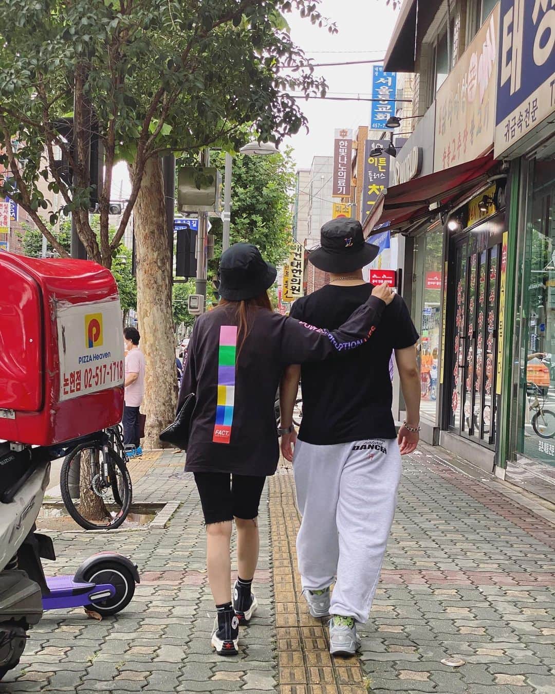 BoAのインスタグラム：「@mihawkback 잘 따라오란말이다~ 어깨피고~ 😆 #tapahathedancespace 쪼꼬미둘🤣」