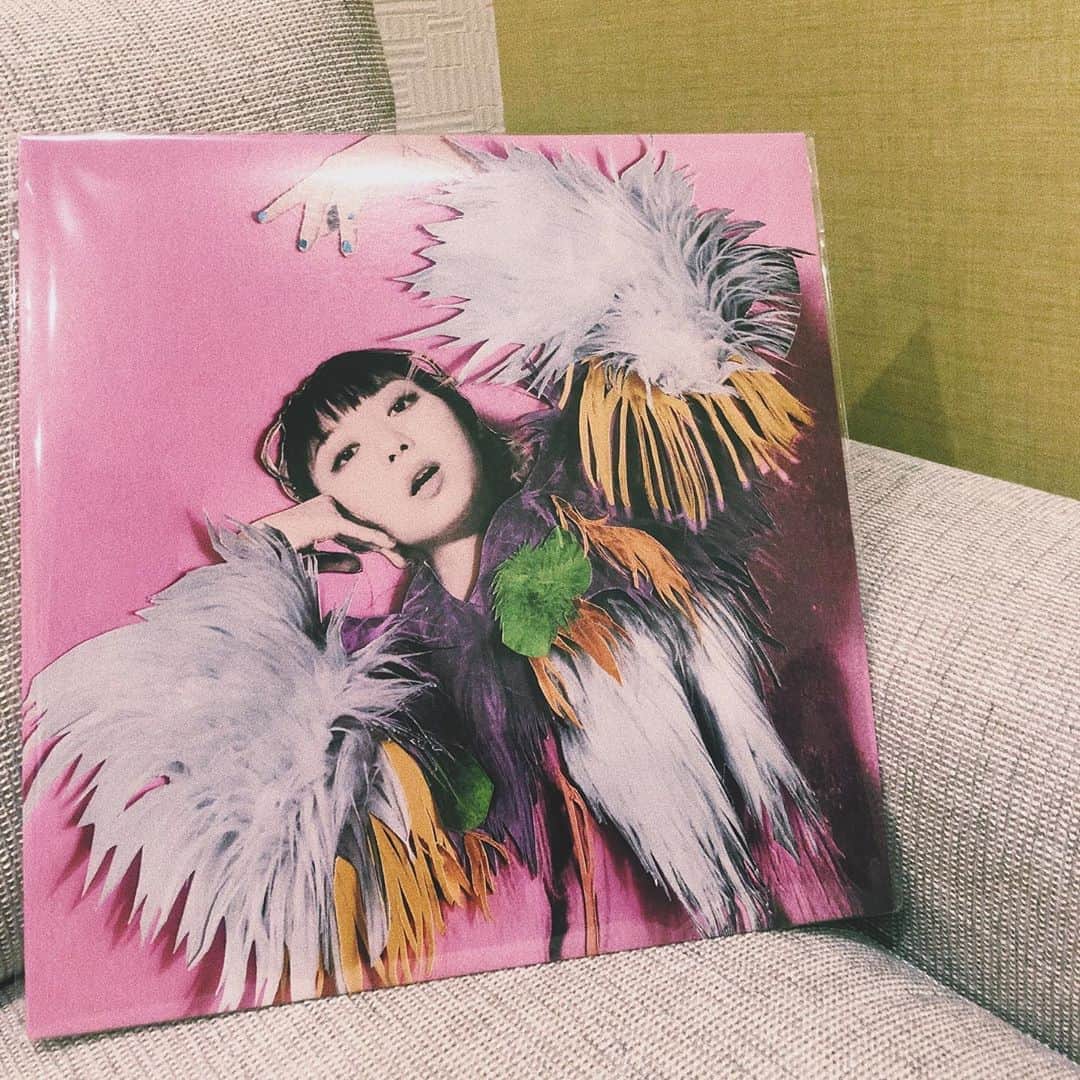 のインスタグラム：「ㅤㅤㅤㅤㅤㅤㅤㅤㅤㅤㅤㅤㅤ --------------------------------------------- ㅤㅤㅤㅤㅤㅤㅤㅤㅤㅤㅤㅤㅤ  本日1st VINYL『MATOUSIC』リリース！ ㅤㅤㅤㅤㅤㅤㅤㅤㅤㅤㅤㅤㅤ 大切なアルバムを大好きなアナログ盤として お届けできるのがうれしいうれしいうれしいです。 ㅤㅤㅤㅤㅤㅤㅤㅤㅤㅤㅤㅤㅤ 初めてレコードに針を落とした時の ドキドキは今も忘れません。 ㅤㅤㅤㅤㅤㅤㅤㅤㅤㅤㅤㅤㅤ 長いお付き合いができるような、 寄り添えるような1枚でありますように👒 ㅤㅤㅤㅤㅤㅤㅤㅤㅤㅤㅤㅤㅤ ㅤㅤㅤㅤㅤㅤㅤㅤㅤㅤㅤㅤㅤ ---------------------------------------------」