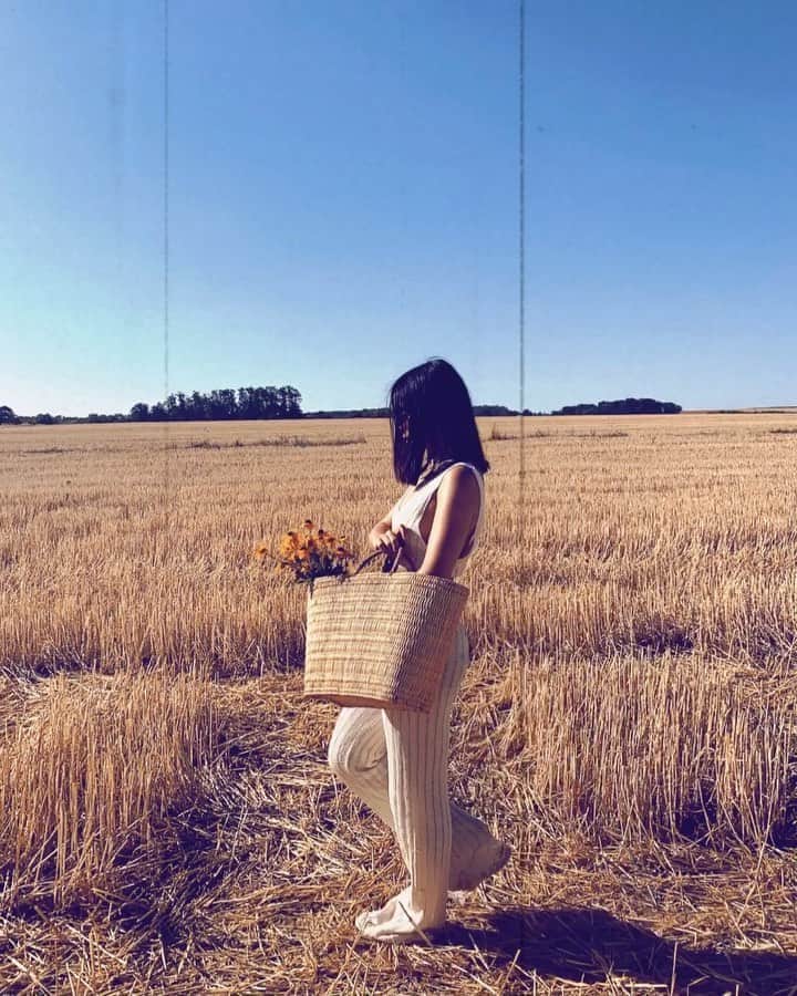 sananasのインスタグラム：「# Sponsorise🖼 Le champ de blé aux corbeaux, Van Gogh. Faire un truc créatif sous 40 degré🥵 ALERTE BON PLAN🚨 En ce moment sur le site d’ @hairburst_fr à l’achat d’un produit vous avez le même offert gratuitement ! Il sera ajouté automatiquement à votre panier 😉Ce n’est pas tout ! Le code SANANAS20 vous offrira -20% en plus de cette promo 💁🏻‍♀️ (Exemple : Vous aurez deux boites de vitamines à 18€40 au lieu de 45€98 🤩 C’est vraiment le moment si vous voulez tester cette marque ou vous refaire du stock ! Attention ⚠️ c’est uniquement jusqu’au lundi 10 août 23h59 🕛 !  Minute culture ✨ Pour les intéressés, c’est un champs situé à Auvers-Sur-Oise. C’est là-bas que Van Gogh a passé ses derniers jours avant de se suicider ... Je me trouve dans le champs de son œuvre « Le Champs de blé aux corbeaux » qui serait d’ailleurs la toute dernière. C’était en juillet 1890. Je vous mets une partie de l’œuvre mais n’hésitez pas à la découvrir sur internet, c’est une toile pleine d’émotion sur laquelle nous apercevons 3 chemins qui nous laissent supposer que Vincent Van Gogh ne savait pas quel chemin prendre quelques jours avant sa mort. Vous avez un peintre favoris ? Dites-moi ça en commentaires👩🏻‍🎨  # SponsoriseParHairBurst #Champs #ChampsdeBlé #LeChampsDeBléAuxCorbeaux #AuversSurOise」