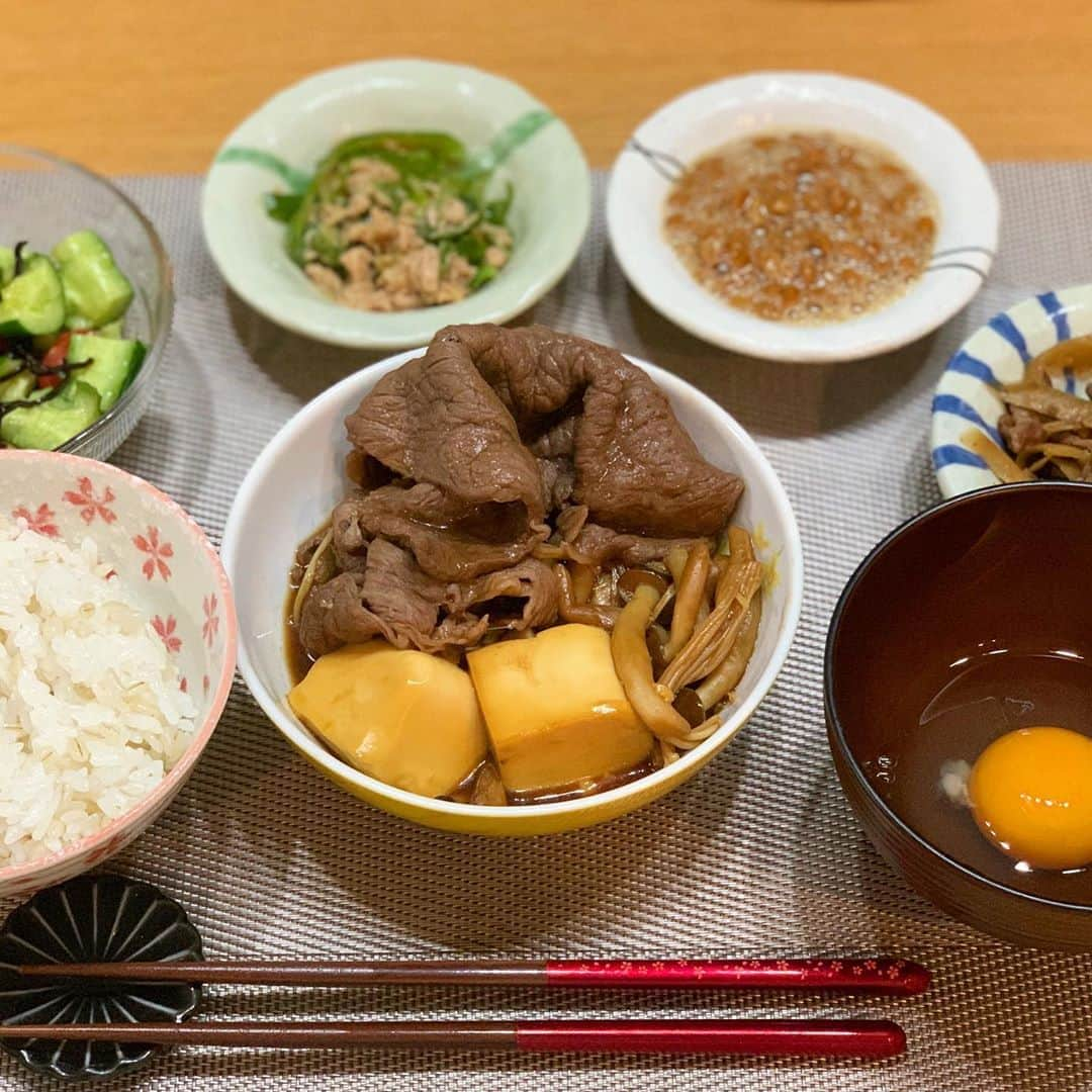 奥山夏織さんのインスタグラム写真 - (奥山夏織Instagram)「すき焼きをした次の日に、余った高級肉で#プチすき焼き 💓美味しかったー🤤✨ ・ 🍴#すき焼き　#プチすき焼き 🍴#無限ピーマン 🍴#トマトとたたききゅうりの塩昆布和え 🍴#牛しぐれ煮 🍴#納豆 #ご飯 ・・・ #かおりずキッチン #cooking #料理 #主婦料理 #OL料理 #クッキング #ご飯#foodinsta #food #foodstagram #おうちご飯 #お家ごはん #夜御飯 #夜ご飯 #晩ご飯 #晩ごはん #お箸が笑」8月8日 16時49分 - okuyama_kaori