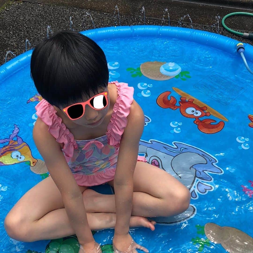 久保田磨希さんのインスタグラム写真 - (久保田磨希Instagram)「広告では50センチほどの噴水が出るって書いてたから買ったんだけど、…残念。 それなりに楽しめたけどもう少し小さい子が安全に遊べるものだったのかなぁ。 お風呂で水遊びはしょっちゅうするけれど、やっぱり外でやるのは数倍楽しいみたい👍 #久保田磨希 #水浴び #ネットショップ #失敗することも多々」8月8日 16時59分 - maki_kubota1973