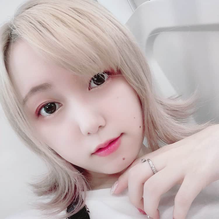 田中ねねのインスタグラム：「Summer vacation   遊びに行くから外ハネしようとしたらやりすぎてウーパールーパーのひれひれみたいになったんだが( ´•౪•`)   #派手髪 #ホワイトカラー」