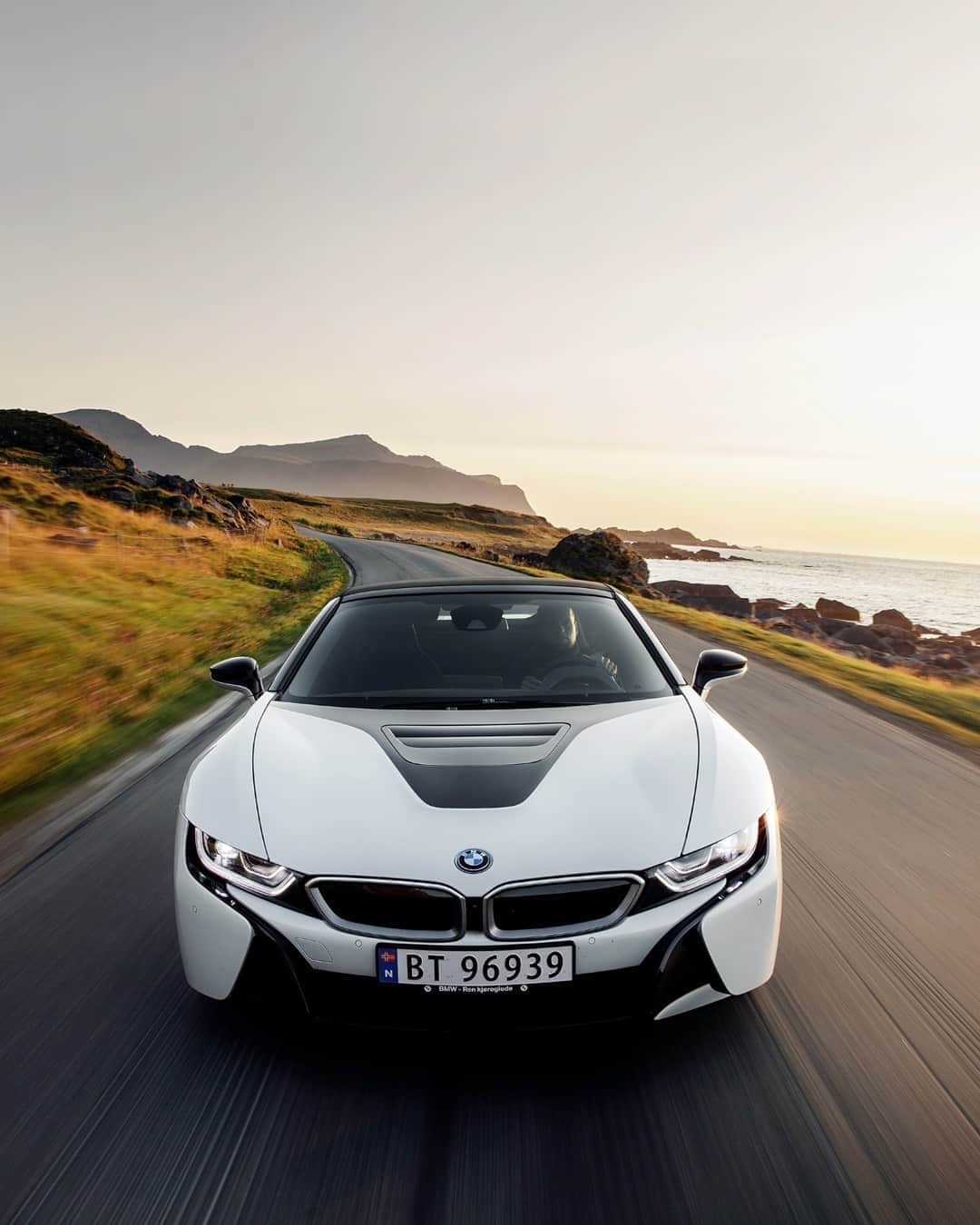 BMWのインスタグラム：「Trust the vibes you get. Energy doesn't lie. The BMW i8 Coupé. #THEi8 #BMW @BMWi #BornElectric @bmwgroupculture  __ BMW i8 Coupé: Energy consumption in kWh/100 km (combined): 14.0. Fuel consumption in l/100 km (combined): 1.8. CO2 emissions in g/km (combined): 42. Further information: www.bmw.com/disclaimer.  	 Acceleration (0-100 km/h): 4.4 s. Power: 275 kW, 374 hp, 570 Nm. Top speed (limited): 250 km/h.」