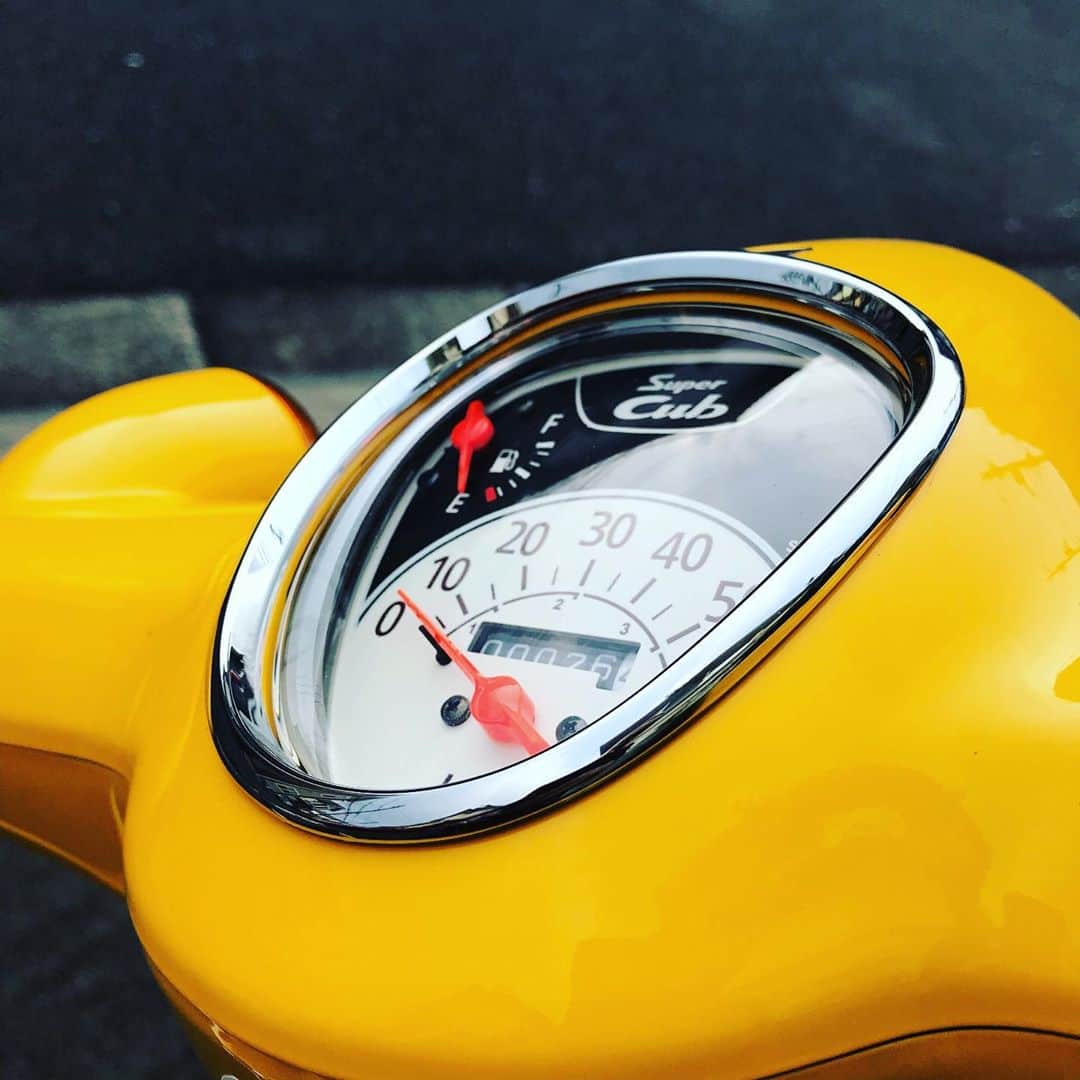 小森高博のインスタグラム：「メーターベゼル。60周年赤カブのやつを取り寄せて装着。 #aa09 #スーパーカブ50 #cub50」