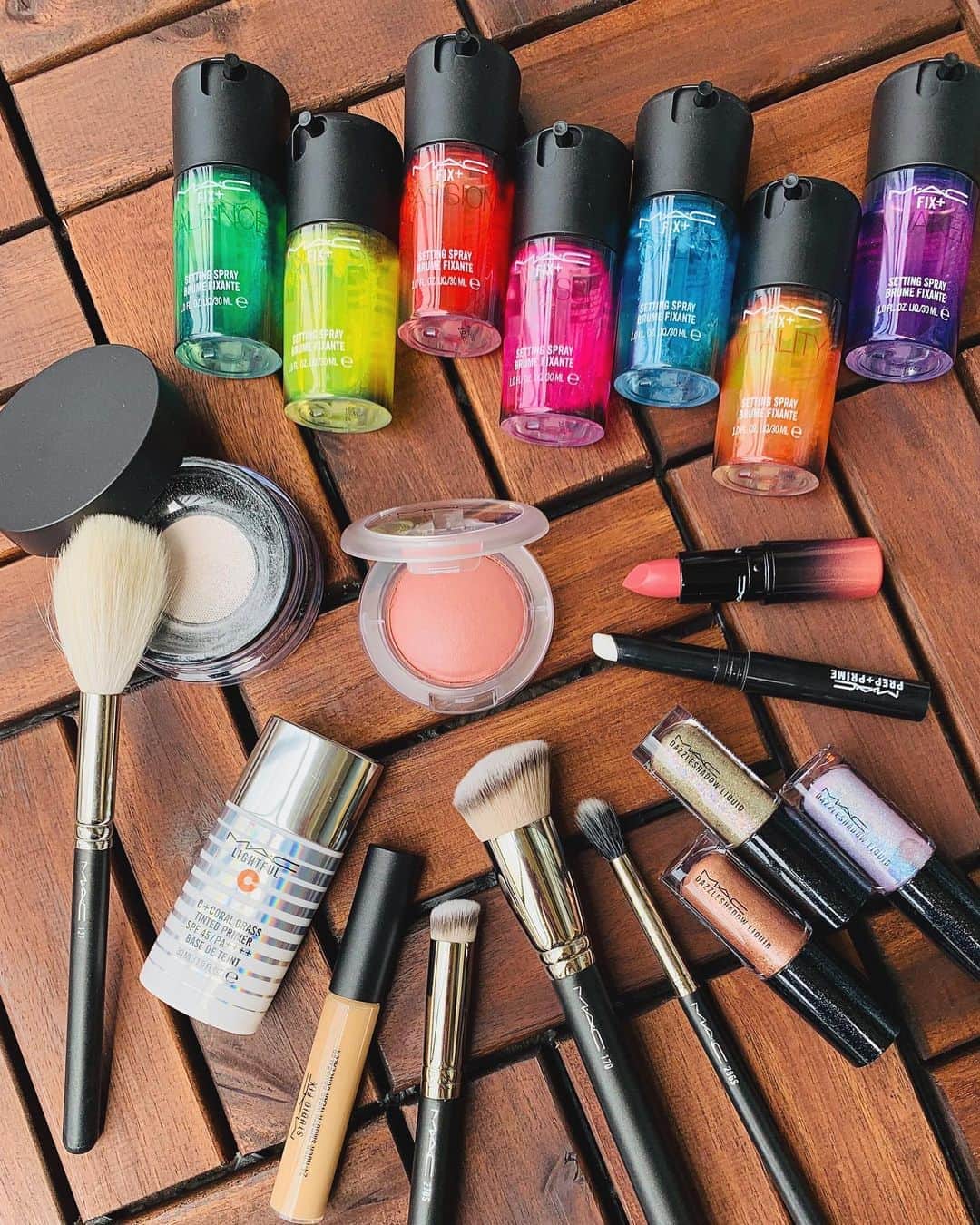 M∙A∙C Cosmetics Japanのインスタグラム：「本日の『崩れにくいマシュマロ肌&グリッターアイ』の#MACインスタライブ で使用した製品はこちらです👇 with 野崎萌香さん @moeka_nozaki  @rumikoikedaharrismakeup  ㅤ 【使用製品】 〈ベースメイク〉 ☑ライトフル C+ ティンティッド プライマー SPF 45 →下地 ☑# 170 シンセティック ラウンド スラント ブラシ →ブラシ ☑スタジオ フィックス スムース ウェア コンシーラー →コンシーラー ☑# 270S ミニ ラウンド スラント ブラシ →ブラシ ㅤ 〈アイシャドウ〉 ☑ダズルシャドウ リキッド/ ビーム タイム ☑ダズルシャドウ リキッド/ ダイヤモンド クランブルズ ☑ダズルシャドウ リキッド/ ノット アフレイド トゥ スパークル →アイシャドウ ☑# 286S デュオ ファイバー テーパード ブラシ →ブラシ ㅤ 〈チーク〉 ☑グロー プレイ ブラッシュ/ ブラッシュ, プリーズ →チーク ☑# 170 シンセティック ラウンド スラント ブラシ →ブラシ ㅤ 〈フェイスパウダー〉 ☑スタジオ フィックス パーフェクティング パウダー/ ジャスト フラーティング →フェイスパウダー ☑# 137S ロング ブレンディング ブラシ →ブラシ ㅤ 〈リップ〉 ☑M·A·C プレップ プライム リップ →下地 ☑ラブ ミー リップスティック/ アンダー ザ カバーズ →リップ ㅤ ㅤ ご視聴いただいた皆さま、有難うございました✨ まだの方はIGTVからぜひご覧くださいませ。 ㅤ ㅤ #MACCosmeticsJapan #MACコスメ #マックコスメ #MACCosmetics #コスメ #メイク #崩れにくい #マシュマロ肌 #キラキラメイク #アイシャドウ #フェイスパウダー #血色メイク #インスタライブ #instagramlive #野崎萌香 さん」