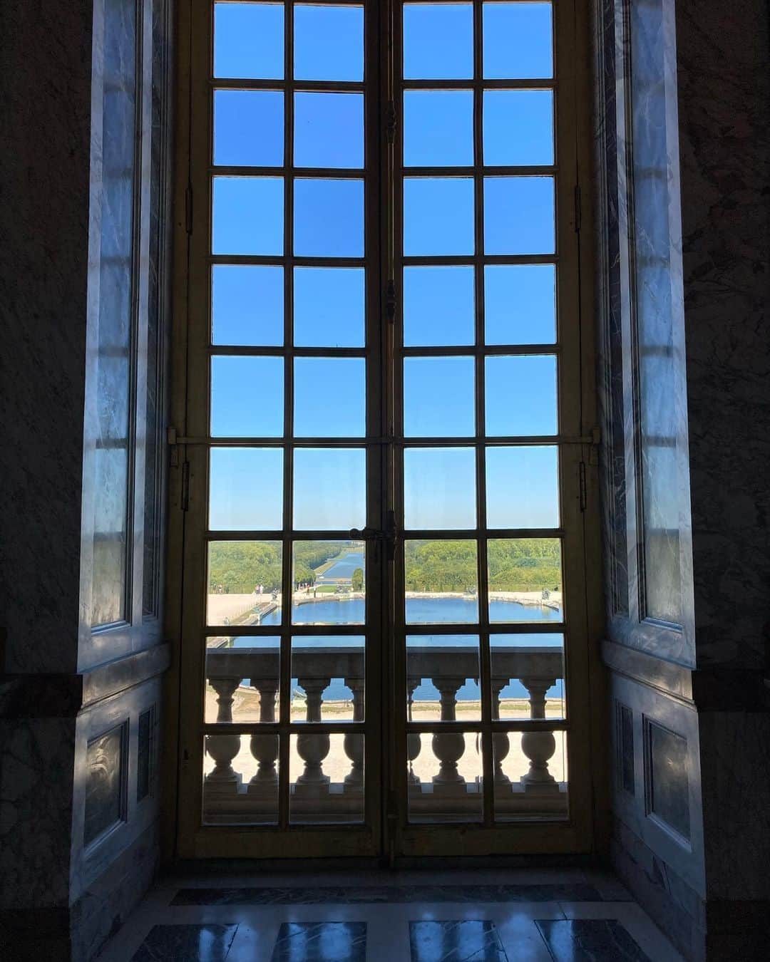 アレクシマビーユのインスタグラム：「Canicule Day / Blue sky @alexismabille @chateauversailles #canicule #bluesky #threwthewindow #roomwithaview #window #grandbassin #versailles #summertime #marbles #alexismabille」