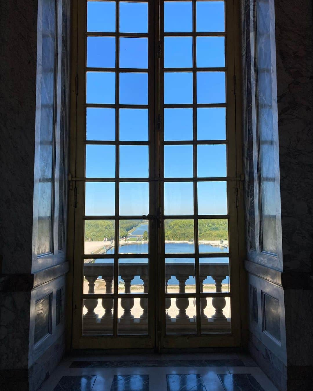 アレクシマビーユさんのインスタグラム写真 - (アレクシマビーユInstagram)「Canicule Day / Blue sky @alexismabille @chateauversailles #canicule #bluesky #threwthewindow #roomwithaview #window #grandbassin #versailles #summertime #marbles #alexismabille」8月8日 17時01分 - alexismabille