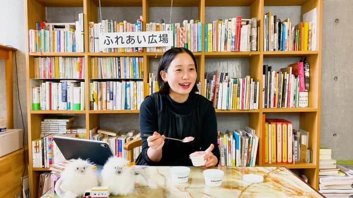 のインスタグラム：「今月号のポパイ企画でお取り寄せYoutubeをやることになった!笑  ので作りました平野紗季子の「おいしい映像」🍋🥨🍨 とにかく @mcnaimagazine の動画編集がわけわからんくて最高です、ぜひポパイのYouTubeチャンネルでご覧ください☁️もし評判が良かったらどこかでシリーズ化するかもしれないししないかもしれません笑 本誌も併せてお楽しみください📚 @popeye_magazine_official スーパー功労賞: @taka_twin_a」