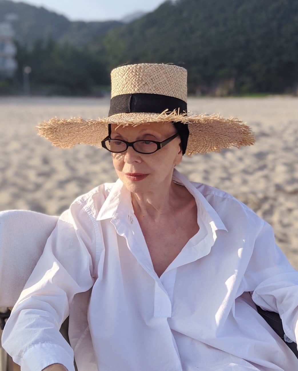 のインスタグラム：「Mother in her straw hat @maxinevancliffe #母」