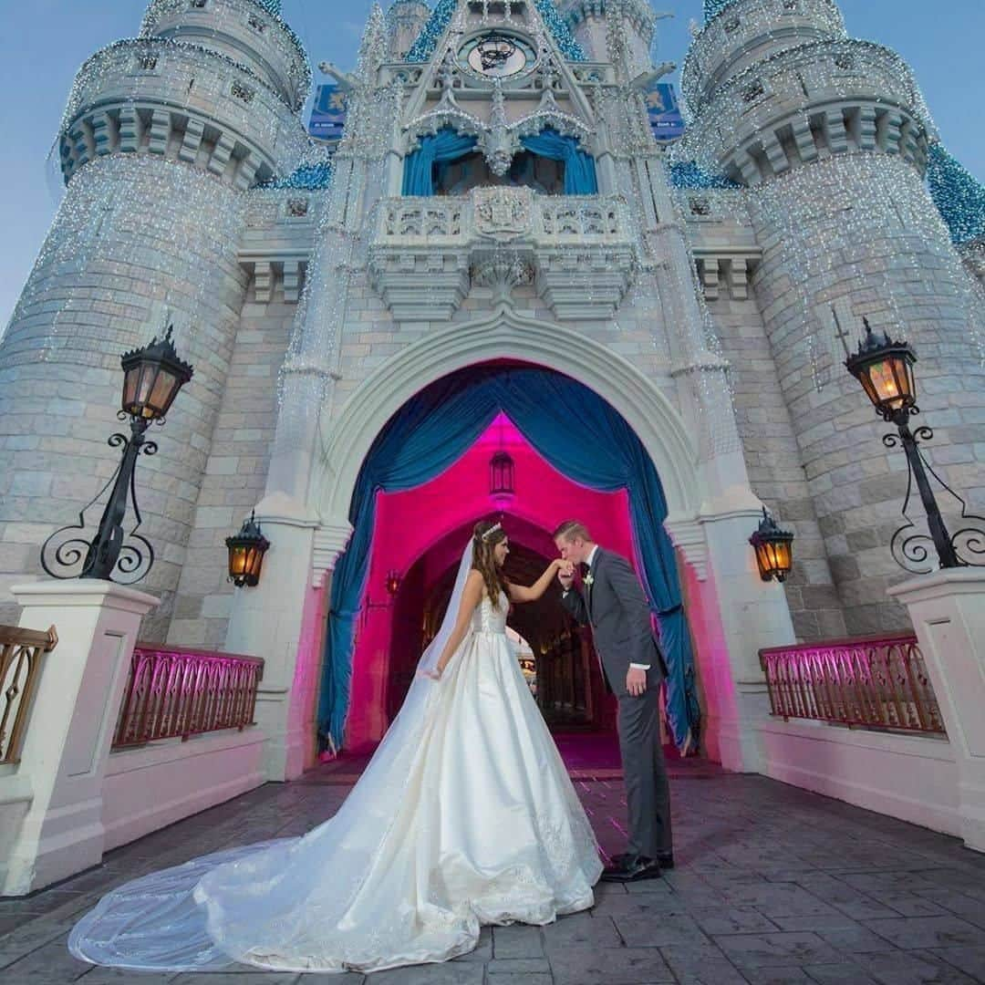 ♡プラコレWedding·⋆*さんのインスタグラム写真 - (♡プラコレWedding·⋆*Instagram)「@placolewedding 【#Dressy花嫁 】【#プラコレ】をつけて投稿&フォローしてね♩ ＝＝＝＝＝＝＝＝ . ロマンチックな シンデレラ城フォトまとめ🌌 憧れのお城を前にしたお写真は まるで映画のワンシーンのようです♡♥  キラキラと美しく輝くシンデラ城は とても幻想的で、 ロマンチックなフォトに仕上がります♡ ウェディングフォトの参考にしてみて😘  ＝＝＝＝＝＝＝＝ photo by … 1枚目> @caldwellphotographicstudioさん 2~4枚目> @castleboundcolas さん ＝＝＝＝＝＝＝＝ 『#Dressy花嫁』『#プラコレ』の ハッシュタグをつけて写真をUPしてね✦ 花嫁アプリ『Dressy by プラコレ』の 記事に掲載＆リグラムされるかも♩ . みなさまからのいいねや保存 コメントをお待ちしています♥ 「このウェディングドレス可愛い！」 「ヘアスタイルも気になる！！」 「今の花嫁さんの流行りは！？」etc. . ＝＝＝＝＝＝＝＝ 花嫁アプリでは、 プロのアドバイザーに結婚式の相談を何度でも♡ ウェディングドレスの記事や、 自分のウェディングレポを残せちゃう♡” . ＞＞＞TOPのURLからcheck ⋈ @placolewedding ＞＞＞結婚のご相談は プラコレウェディングアドバイザーへ♡ @wedding_adviser ＞＞＞ウェディングレポを残したいなら、 farny by プラコレをcheck ✎ @farny_wedding ＞＞＞ウェディングアイデア＆DIYは ドレシーアイデアcheck ❁ @dressy_idea >>>素敵なドレスに出会いたい花嫁さま♡ @dressyonline_をcheck . ＝＝＝＝＝＝＝＝ . #プレ花嫁 #卒花 #花嫁 #卒花嫁 #結婚 #結婚式 #結婚準備 #花嫁準備 #weddingtbt　 #運命の一着 #試着レポ #farnyレポ #2020夏婚 #2020秋婚 #2020冬婚 #ナイトフォト #ロマンチックフォト #撮影指示書 #ナイトウェディング #ディズニーランド #Cinderella #FTW #ディズニーウェディング #シンデレラ #シンデレラ城」8月8日 17時05分 - placole_dressy