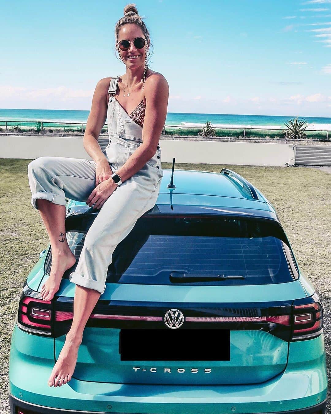 エミリー・シーボームのインスタグラム：「No crossing borders but crossing off the dream car!  #norrismotorgroupvw #volkswagentcross #volkswagenkedron #goldcoast #tcross #adventure #beach #sun #sunshine」