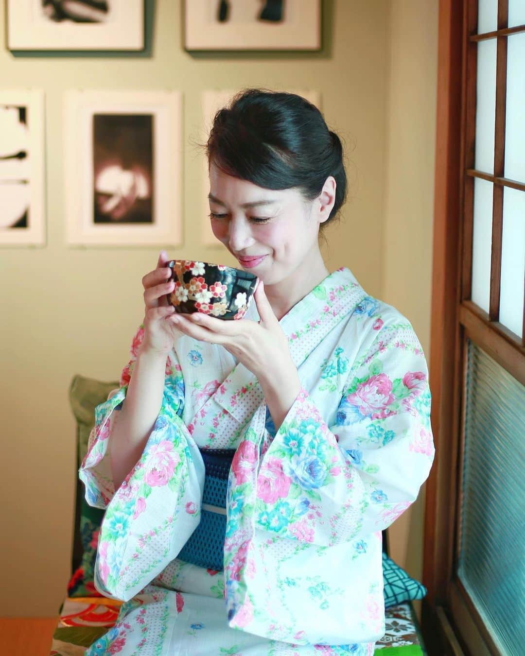 小柳津真由美さんのインスタグラム写真 - (小柳津真由美Instagram)「江戸端喫茶室で開催されている　作家　水美さんの個展 Minami solo exhibition "Costume doll"を見に行ってきました  日本人形をテーマにした写真作品シリーズを見て、400年前からのレシピという和菓子とお抹茶をいただき、みなみさんにお写真も撮っていただきました！ 楽しい体験ができました(^^)  #水美さん #水美さん個展 #Minami solo exhibition "Costume doll" #江戸端喫茶室 #日本人形をテーマにした写真作品 #浴衣でお出掛け #400年前からのレシピの和菓子 #小柳津真由美 #親子ほどの歳の差 #そよや江戸端ギャラリー」8月8日 17時18分 - mayumioyaizu