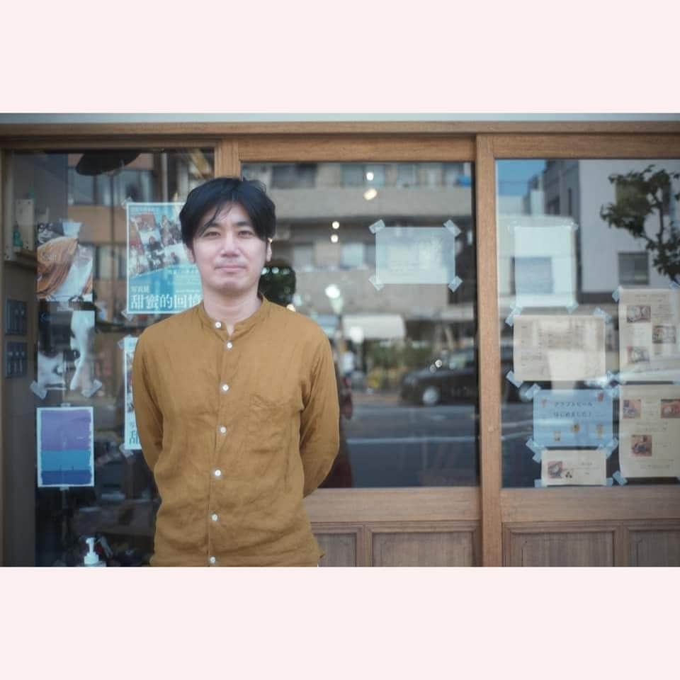 のインスタグラム：「喫茶ハタメキにて。 外山文治さんの写真展へ。 まさか二眼で撮った写真だとは思わずに びっくり。 いいなあ、ローライ。 視点もとてもシンプルで見やすくて すてきでした。 もうすぐ公開の映画「ソワレ」も 楽しみにしております。 みんな、誰かの映画を見に行くときは 最初の3日間のうちに行こうな！ そうすると、作ったひとに、いいことあるよー！  Leica M10-P summilux 35mm f1.4 2nd  #tokyocameraclub#leica#leicam10p#summilux#summilux35#summilux35mm2nd#oldlens#ライカ#ライカm10p#ズミルックス#ズミルックス35mm#オールドレンズ#tokyo#japan#oldlens_tokyo#花澄#kazumiphotography」