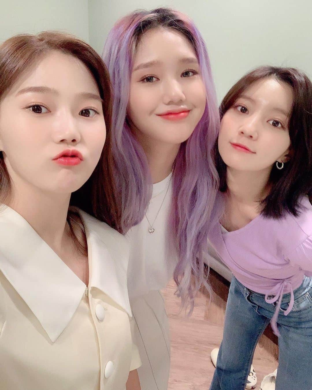 ビニのインスタグラム：「200807 오마이걸 공식 트위터 (OH MY GIRL Twitter Update)⁣⁣ #비니selca⁣⁣ ⁣⁣ [# OHMYAir] 미라클의 육감을 총동원할 시간!👀👂 # 효정 # 미미 # 비니 와 함께 진짜 가수를 찾을 준비되셨나요?😆 잠시 후 9시, 'JTBC 히든싱어 6' 에서 만나요❤️⁣ ⁣⁣ # 오마이걸 # OHMYGIRL # OMG⁣⁣ ⁣⁣ [# OHMYAir] Time for Miracle’s six senses!⁣⁣ 👀👂 Are you prepared to find the real singer together with # Hyojung # Mimi # Binnie?😆 Lets meet in a bit at 9pm on, ‘JTBC Hidden Singer 6’ ❤️⁣⁣ ⁣ # OHMYGIRL # OHMYGIRL # OMG」