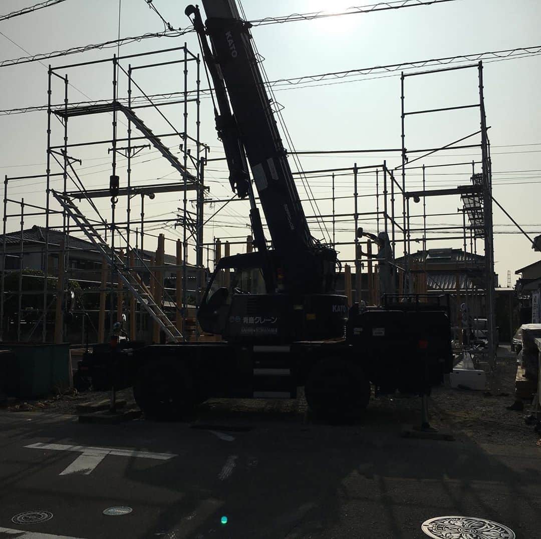 日大建築のインスタグラム：「8月8日、土曜日　本日、棟上げ 棟梁をはじめ大工さん達暑い中お疲れ様でした #日大建築#カリフォルニアスタイル #サーファーズハウス新築#注文住宅#宮崎市#モダン#オシャレ#ビーチ#海#surf #ハワイ#アメリカン#大工#建築#設計#ウッドスタイル#中古住宅#リフォーム#リノベーション#カバードポーチ#ウッドデッキ#ヘリンボーン#マイホーム#家造り」