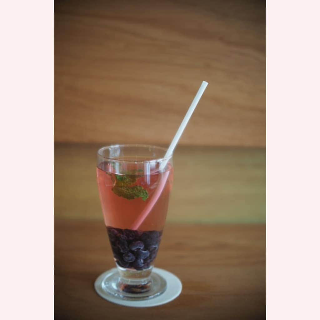 のインスタグラム：「ブルーベリー酢ジュースが美味しかった♪ いちじくのも飲んでみたいな・・  macro switar 26mm f1.1 olympus omd5ⅱ summilux 35mm f1.4 2nd Leica M10-P  #tokyocameraclub#leica#leicam10p#summilux#summilux35#summilux35mm2nd#oldlens#ライカ#ライカm10p#ズミルックス#ズミルックス35mm#オールドレンズ#tokyo#japan#oldlens_tokyo#花澄#kazumiphotography#switar#macroswitar#macroswitar26mm#cinelens#シネレンズ」
