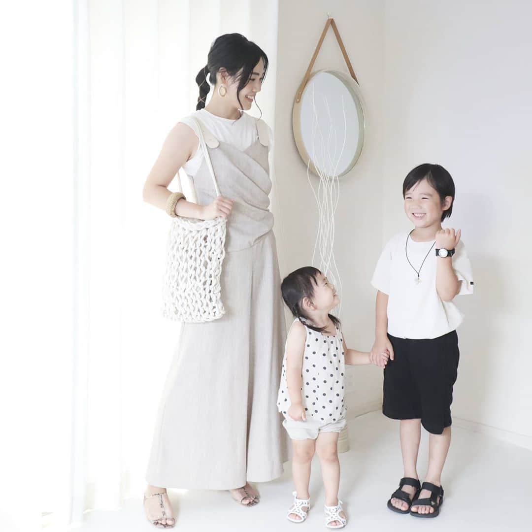 Eri Satoのインスタグラム：「white×ivory×blackコーデ · tops: @inspix.inc pants: @randa_pic shoes: @outletshoes_official bag: @discoat_official pierce: @joueri · 👦 tops: @grbirthday pants: @gu_global shoes: @outletshoes_official · 先日も投稿したRANDAのサロペットで なんとなーく親子リンク blogにも書きました☺ · 先日夜中に娘が 私と間違えて息子のおっぱい飲もうとして 服めくって、？😵？ってなってて笑った🤣 卒乳する気配なしの2歳4ヶ月。 · #randa #ランダ#高身長コーデ#ママコーデ#カジュアルコーデ#joueri  #夏コーデ#fashion#ootd#outfit#code#coordinate#style#ファッション#コーディネート#コーデ#プチプラ#プチプラコーデ#シンプルコーデ#mamagirl#locari#partegram#カジュアル#お洒落さんと繋がりたい」