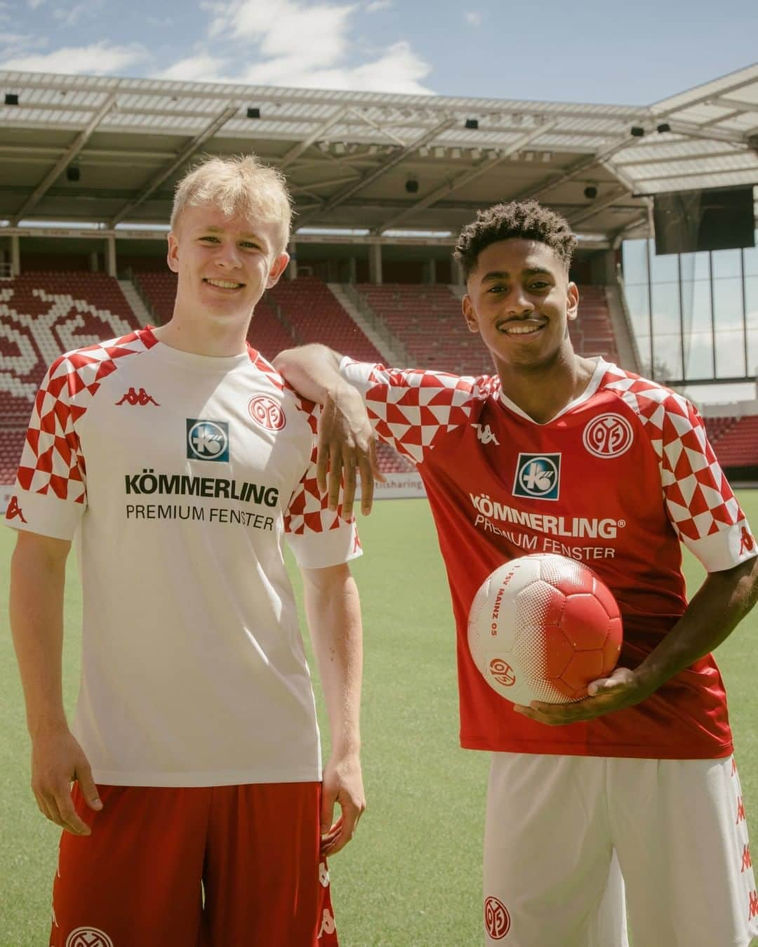 1.FSVマインツ05さんのインスタグラム写真 - (1.FSVマインツ05Instagram)「❤ Rot und Weiß 🤍 Welches Trikot gefällt euch besser? 😍👇 . #Trikots #Mainz05 #Mainz #Bundesliga #Fußball」8月8日 17時30分 - 1fsvmainz05