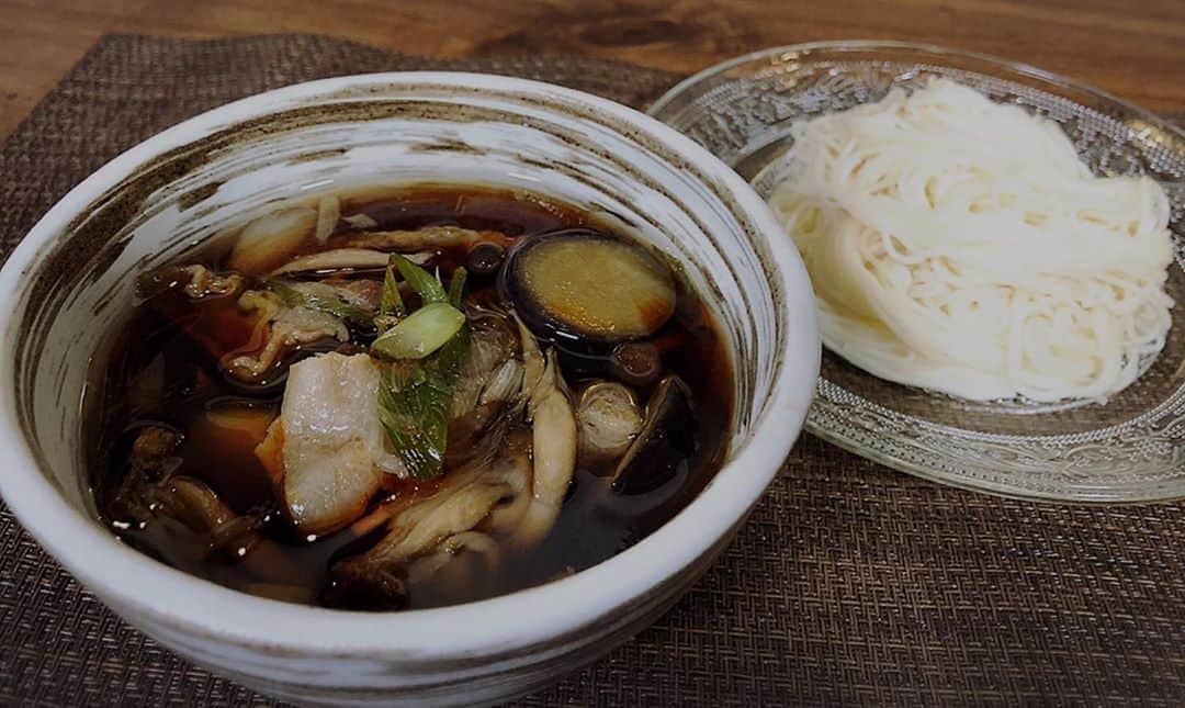 川島章良のインスタグラム：「. . . 今回作ったのは『豚バラつけ麺』です。  なっちゃんが昼に作ってくれる私のすきな一品です。  豚バラときのこも入ってるので旨味爆発でうまうまです。  レシピを聞いて再現しました。  今回はそうめんですが、お蕎麦でも美味しいですよ。  大人はラー油入れてピリ辛でさらに美味しいですよ。  材料 ・めんつゆ　200㎖ ・水　  500ml ・生姜のすりおろし　適量 ・砂糖　小さじ2 ・ごま油　大さじ2 ・なす　2本 ・マイタケ　お好み ・しめじ　お好み ・長ネギ　お好み ・そうめん　2束  作り方はYouTubeのかわだしクッキングを観てください  だしパックダイエット本もよろしくお願いします。  #かわだしクッキング  #つけ麺 #豚バラ #きのこ #そうめん #レシピ #そうめんレシピ」