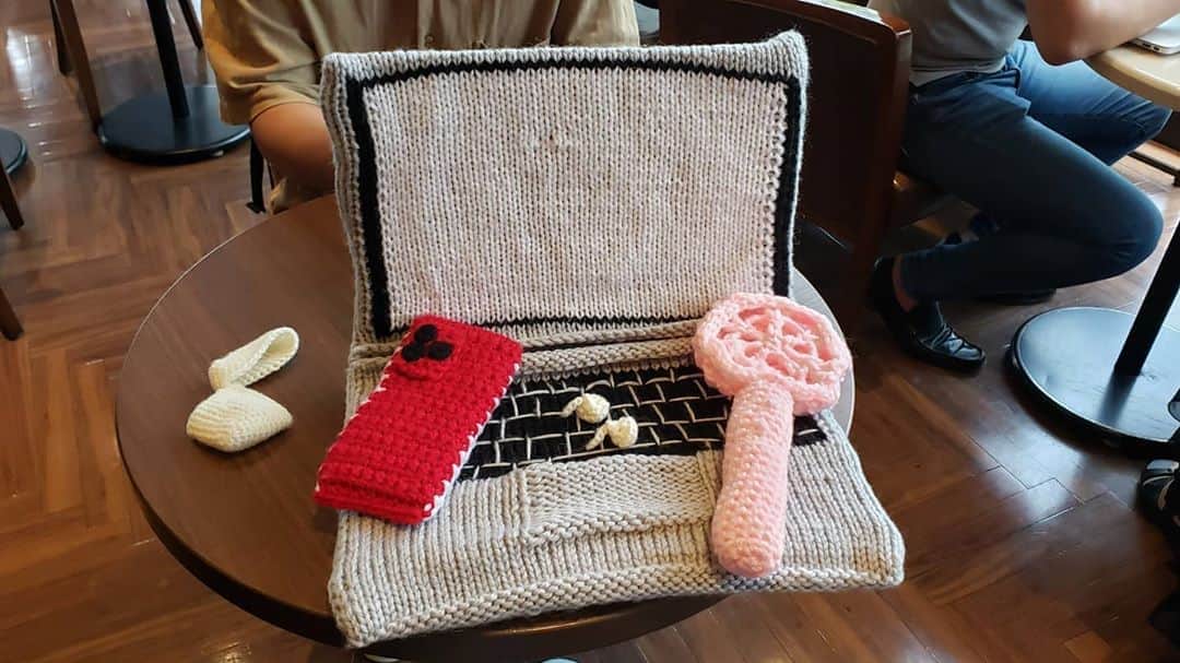 アイパー滝沢さんのインスタグラム写真 - (アイパー滝沢Instagram)「新作編み物71 『iPhone11Pro』 どう？離れて見たらiPhoneだべ？画面側は雑だけど。可愛げがあるってことで今回はこれでお願いします。気付けばどんどん最新電子機器が増えてるぜ。明日も編んだら見せるから捕まらずに待っててホゥ。 #handmade #knitting #Crochet #あみぐるみ  #iPhone11Pro #ハマナカ毛糸 #ボニー #アイパー #よしもと手芸人 #任侠 #編み物 #かぎ針編み #knitting_art #クロバー匠」8月8日 17時43分 - t.aipa