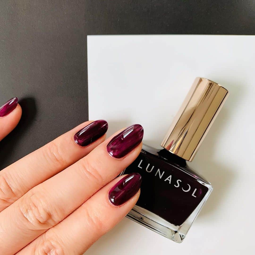 三浦加納子のインスタグラム：「LUNASOL  @lunasolofficial  秋の新色ネイルポリッシュ💅 写真の05 Glow Shade は、ヴィンテージの赤ワインのような深みのある透明感がシック。 2度塗りしたらブラックに見えるのだけど、 こんな風にわざとムラにしてボルドーカラーを見せるとこなれた感を出せます。  こんな今だからこそ、セルフでもネイルライフを楽しんで欲しいです😊  📷2枚目 新色は5色、 上から反時計回りに 09 Day Dream 08 Sandy Beige 06 New Mine 05 Glow Shade 07 Lady Taupe  #秋ネイル　#セルフネイル　#ボルドーネイル」