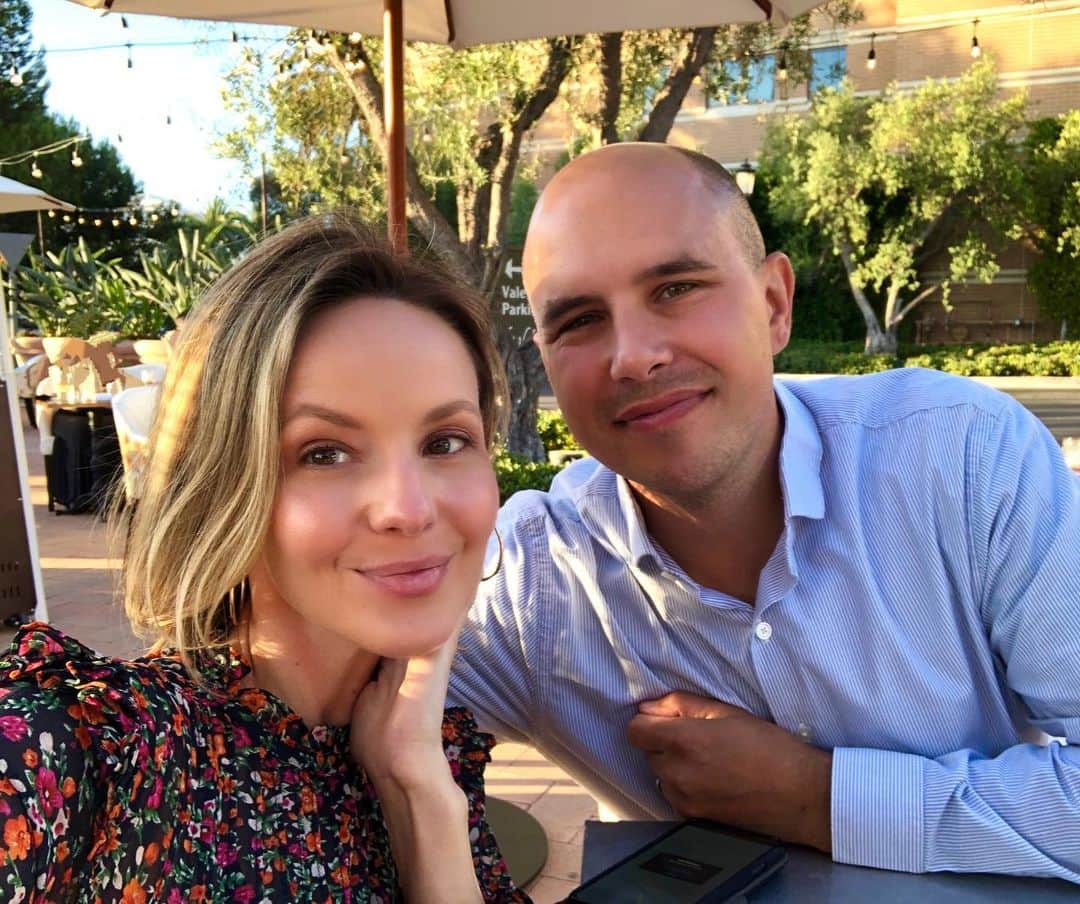 サマンサ・ドロークのインスタグラム：「It only took us 7 months to have a date night!✨and I almost forgot how to do my own makeup ... ☺️」