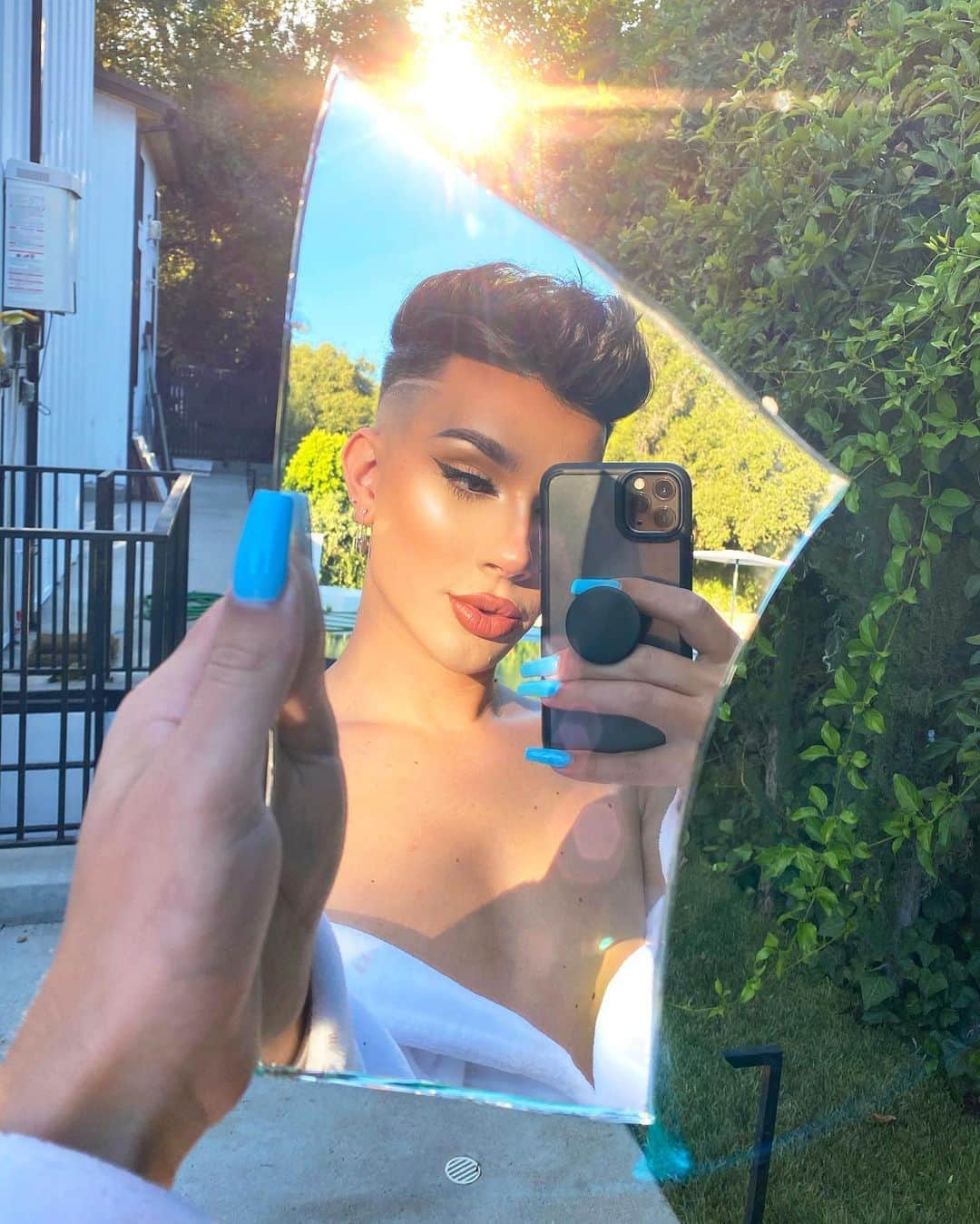 ジェームス・チャールズさんのインスタグラム写真 - (ジェームス・チャールズInstagram)「i accidentally broke a mirror during the moving process but somehow had good luck with this selfie ☀️」8月9日 3時11分 - jamescharles