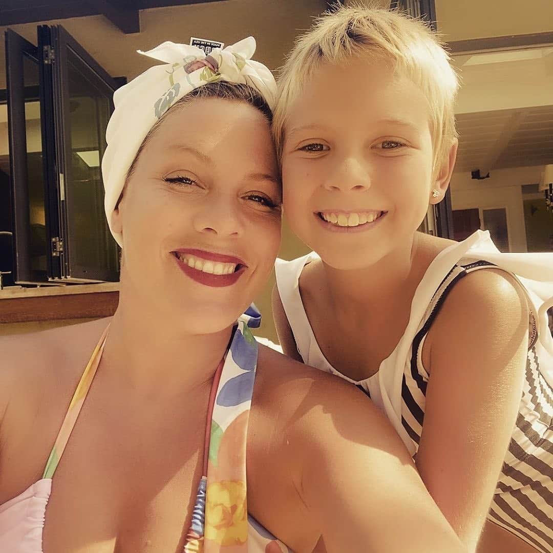People Magazineさんのインスタグラム写真 - (People MagazineInstagram)「Like mother, like daughter! 💕 Pink and her “baby girl” are one adorable duo.  #Regram @pink」8月9日 3時11分 - people