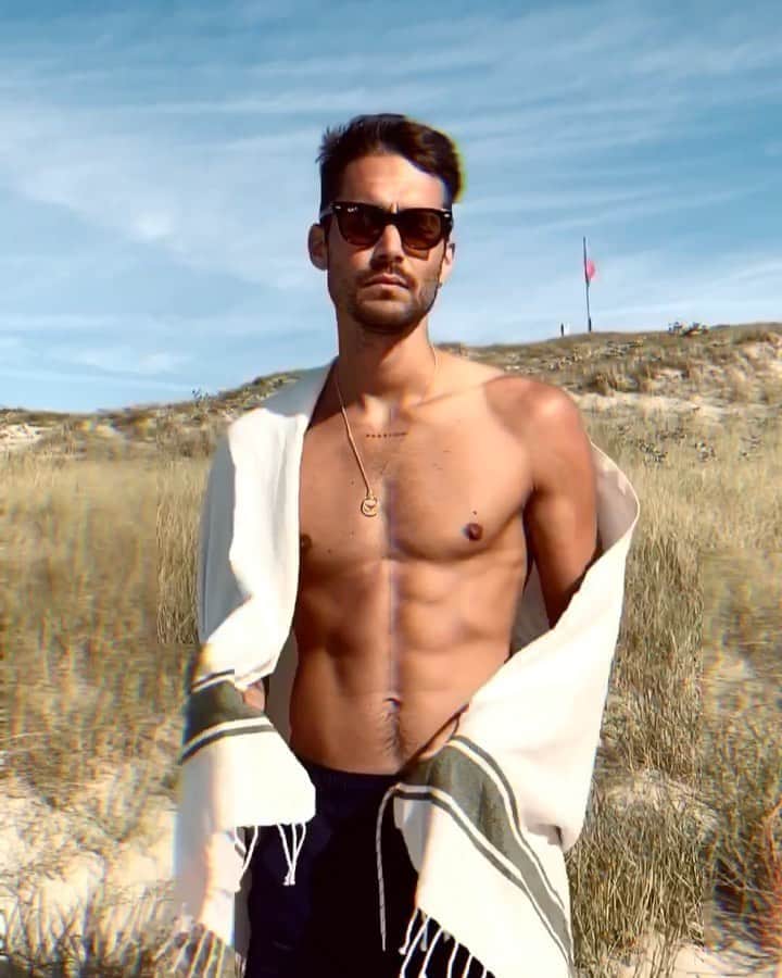 NICOLAS SIMOESのインスタグラム：「Beach day much needed 🎥✨」