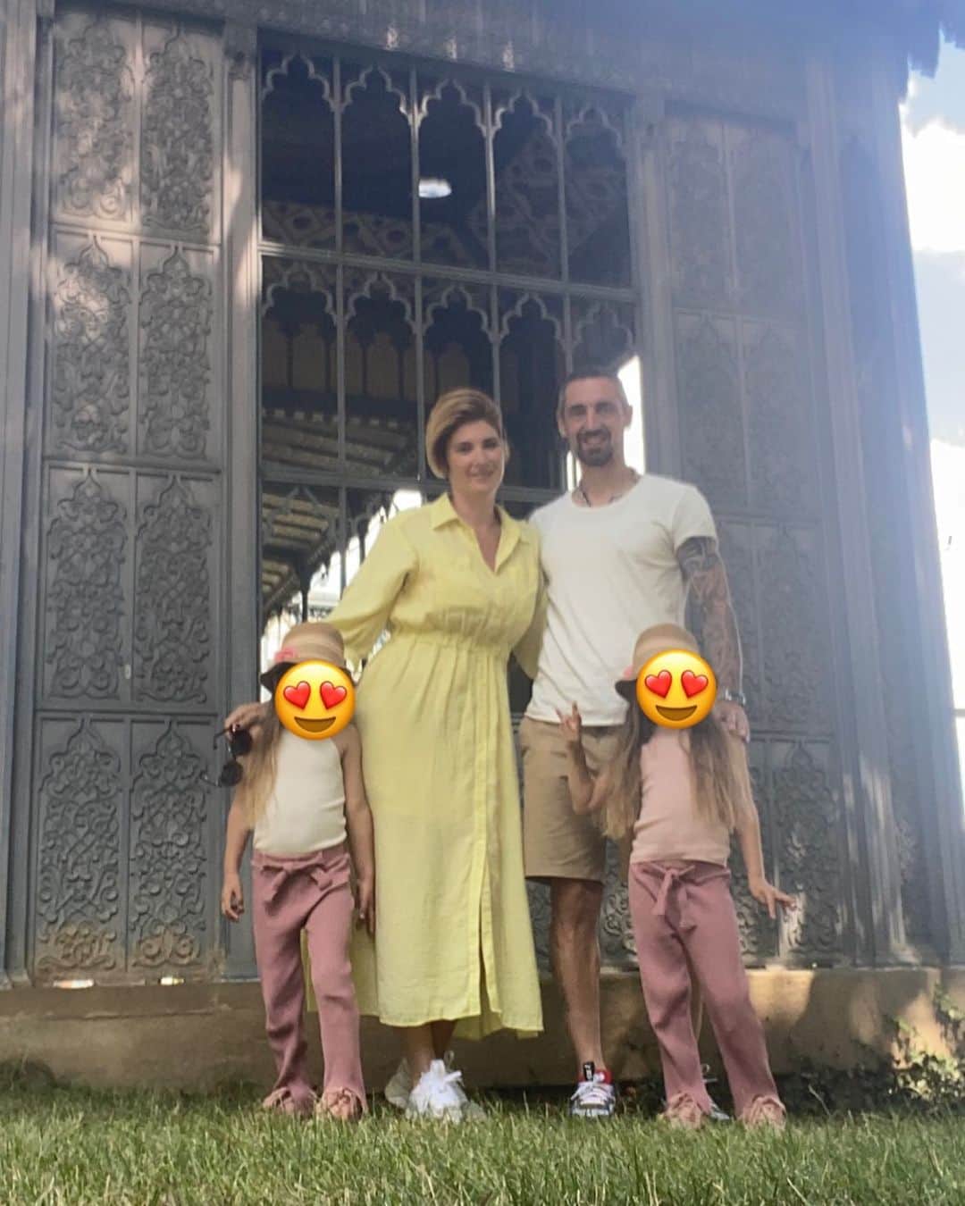 ロベルト・ヒルバートのインスタグラム：「Das höchste Glück ist die Liebe der Familie! #liebe #glück #Familie #mh #baba #1903 #tiktak #glück #belive #ilovemyfamily #proudfather @yezzyf #robertohilbert」