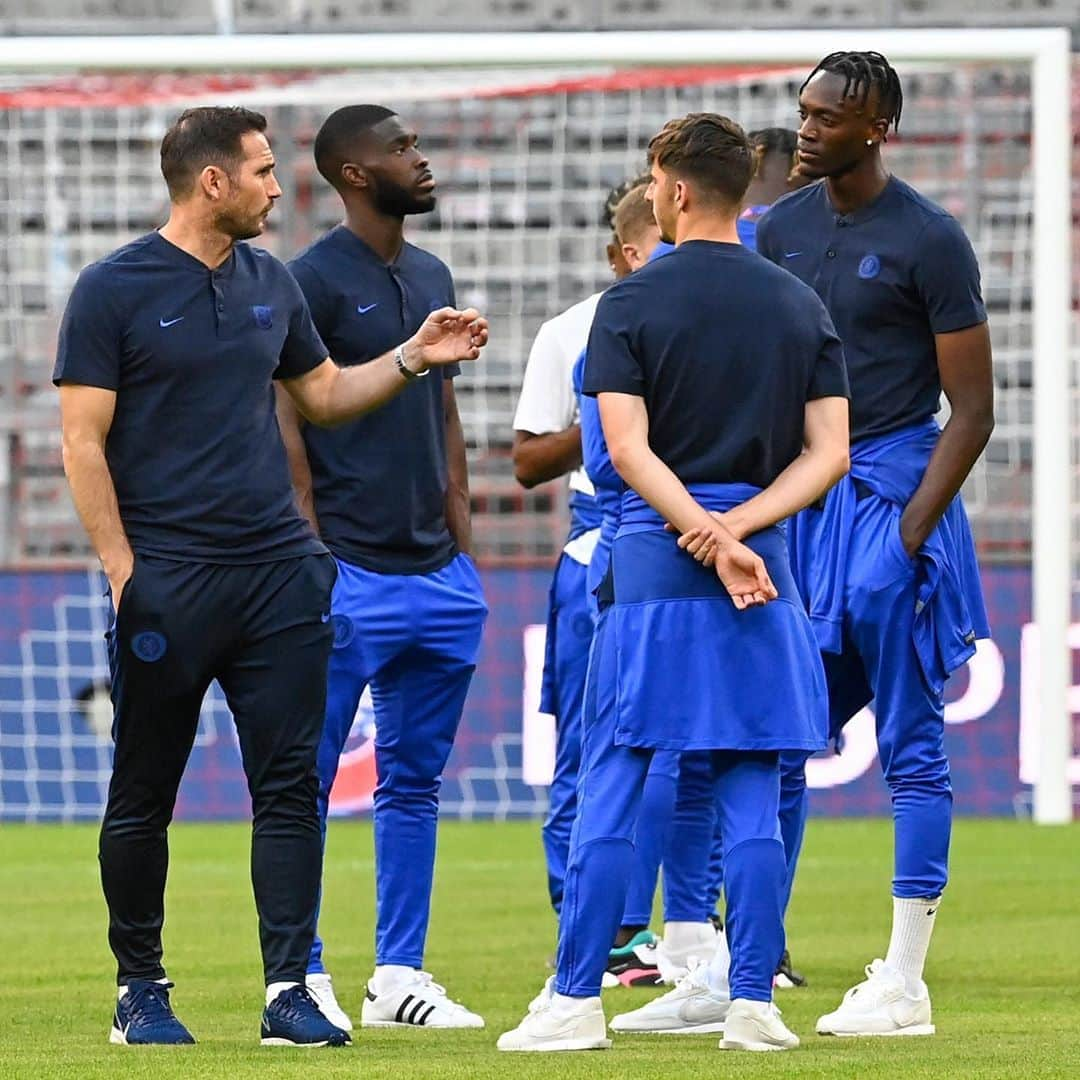 チェルシーFCさんのインスタグラム写真 - (チェルシーFCInstagram)「@franklampard with some final words of encouragement. 👊 #BAYCHE #CFC #Chelsea」8月9日 3時10分 - chelseafc